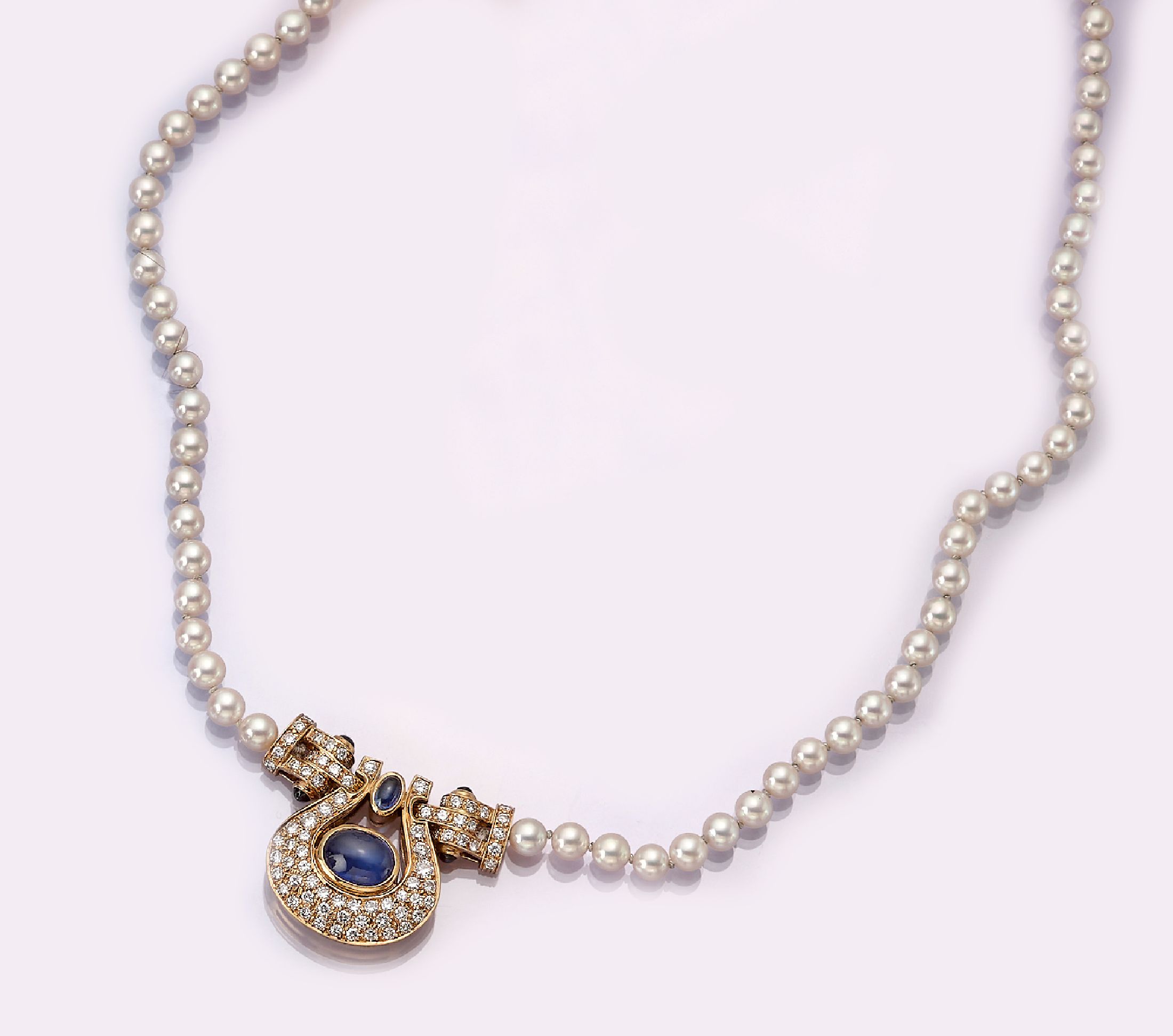 18 kt Gold Saphir-Brillant Zuchtperlen-Collier, GG 750/000, Mittelteil mit 6 Saphir- Cabochons zus. ca. 2.0 ct, 78 Brillanten zus. ca. 1.50 ct ...