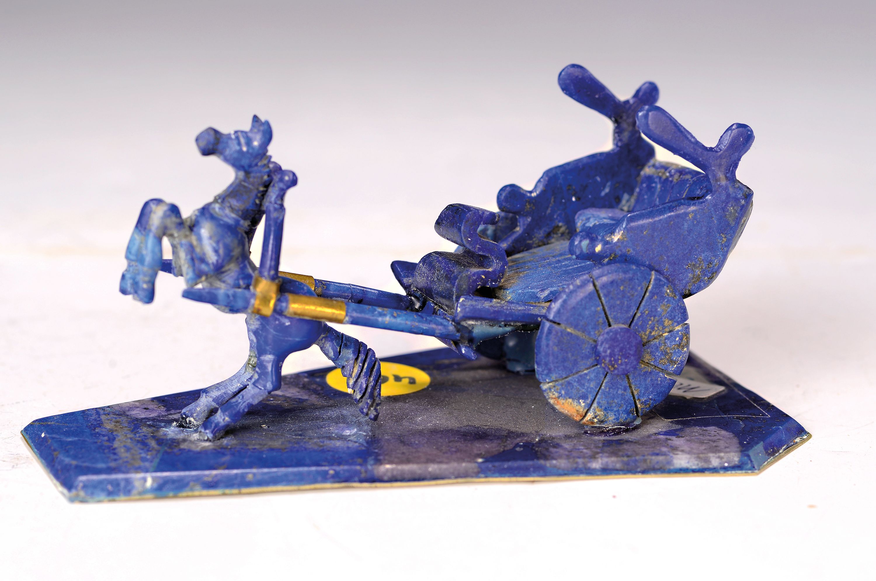 Miniatur-Streitwagen, wohl Russland, Lapislazuli, restauriert, auf versilberter Metallplatte, ca. 6 x 13.5 x 8.5cm