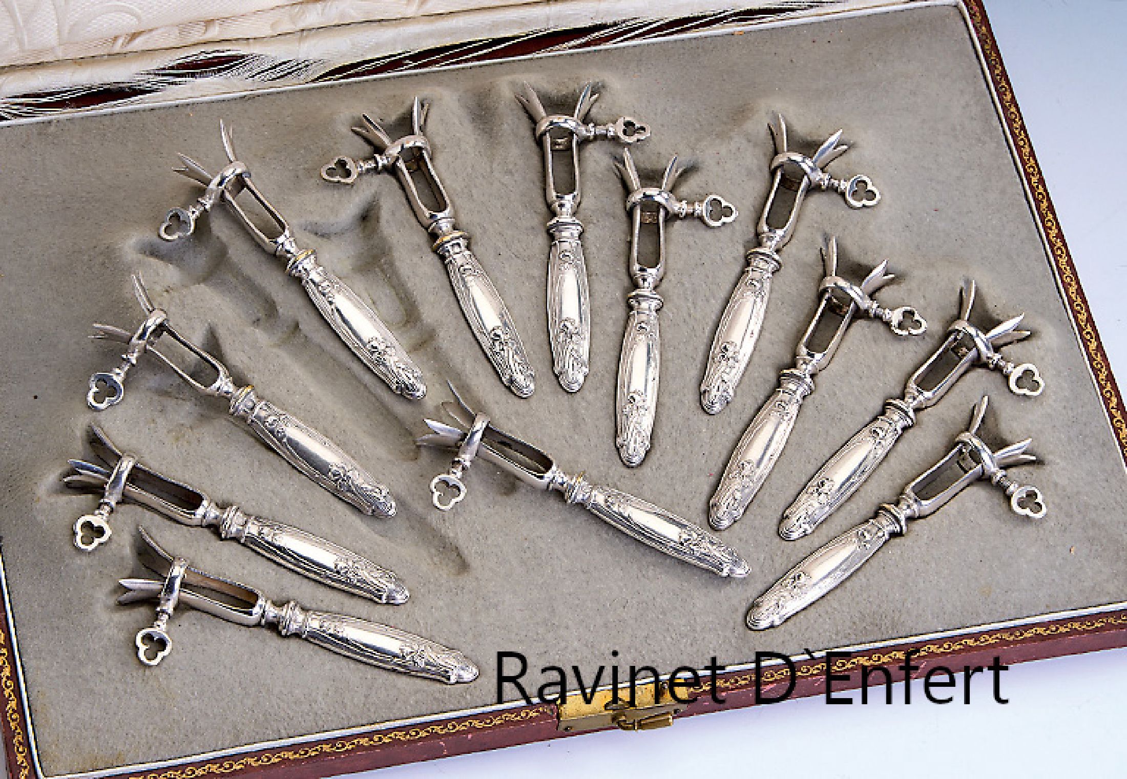 12 Wachtelbeinhalter, 950er Silber, Frankreich um 1900, reiner Jugendstil, Gebrauchsteile Messing versilbert, Hersteller Ravinet D'Enfert, in ...