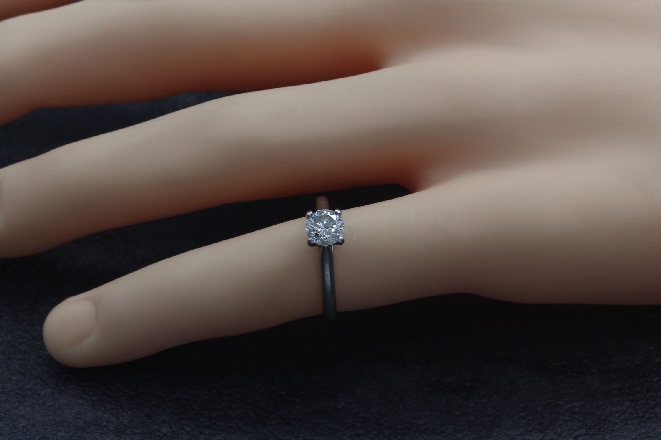 Detail b: Platin CARTIER Brillant-Ring, Brillant ca. 0.72 ct feines Weiß/vs1, sign. und num., Zertifikat und orig. Box, RW 52