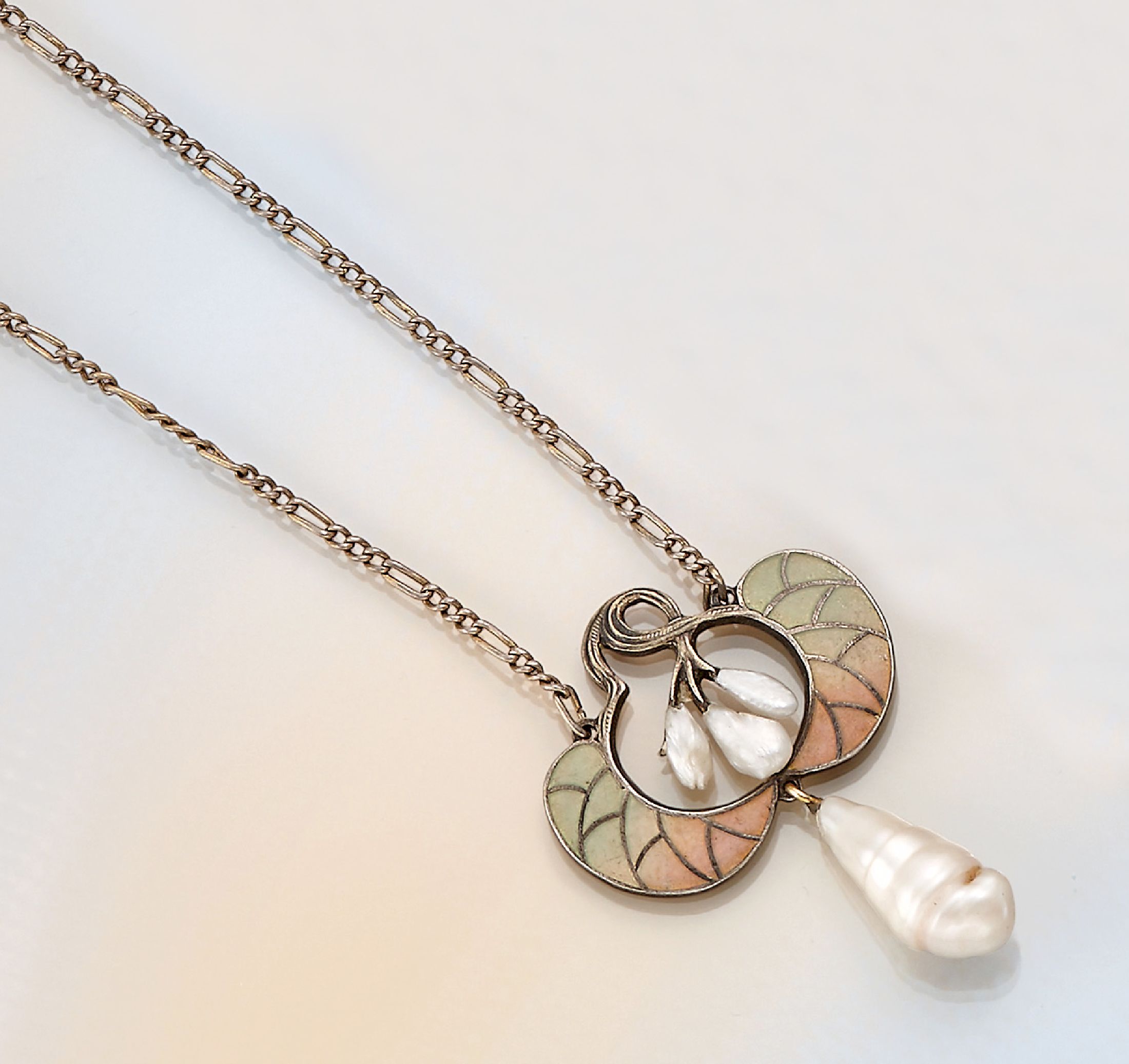 Jugendstil Email-Perl-Collier, um 1900, Silber, barocke Zuchtperle als Abhängung, rückseitig DEPOSE, Meistermarke unged., L. ca. 54 cm, ...