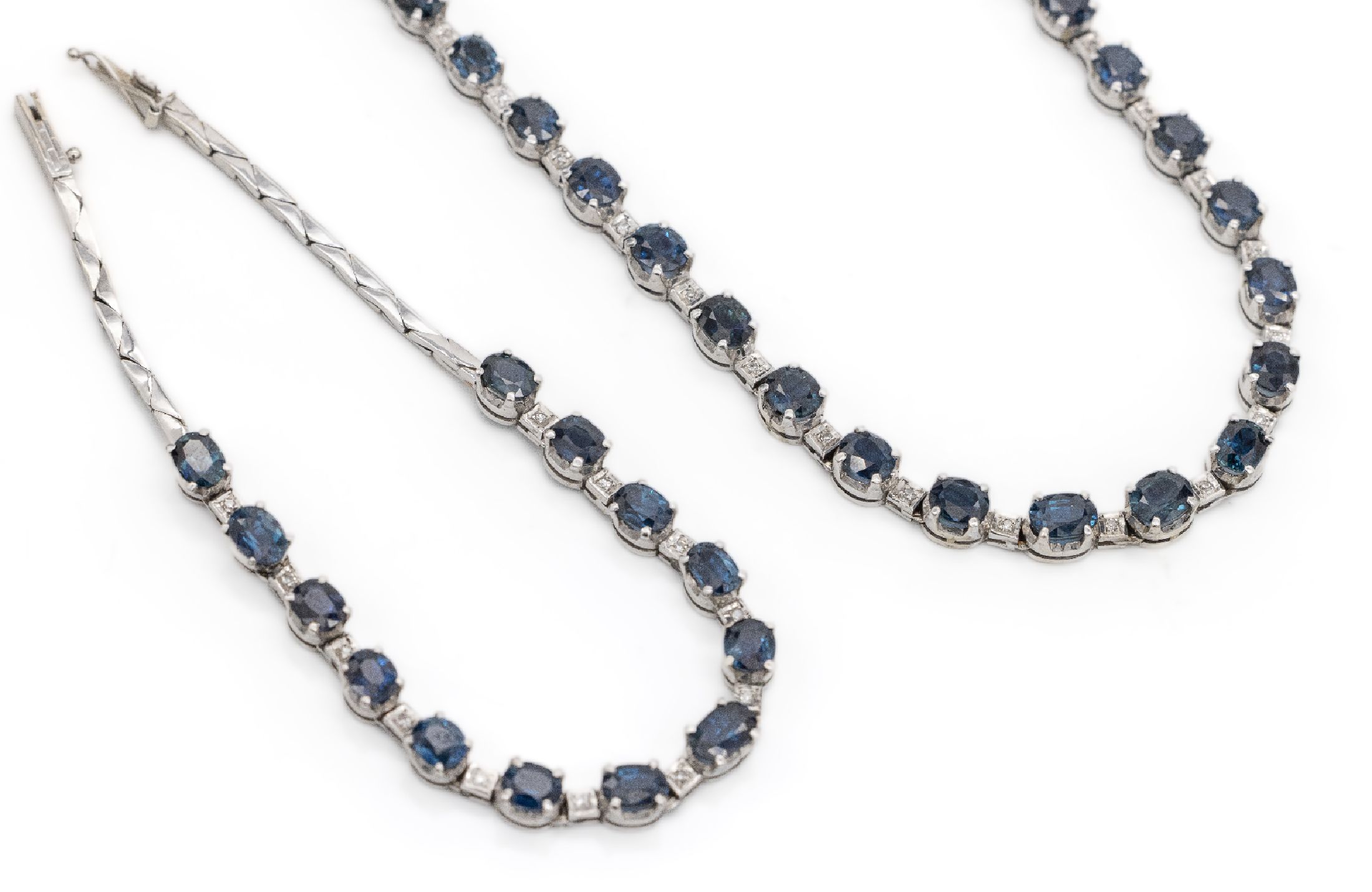 14 kt Gold Diamant-Saphir-Schmuckset, WG 585/000, best. aus: 1 Armband, 13 ovalfacett. Saphire zus. ca. 4.50 ct, 12 8/8-Diamanten zus. ca. 0.06 ct ...