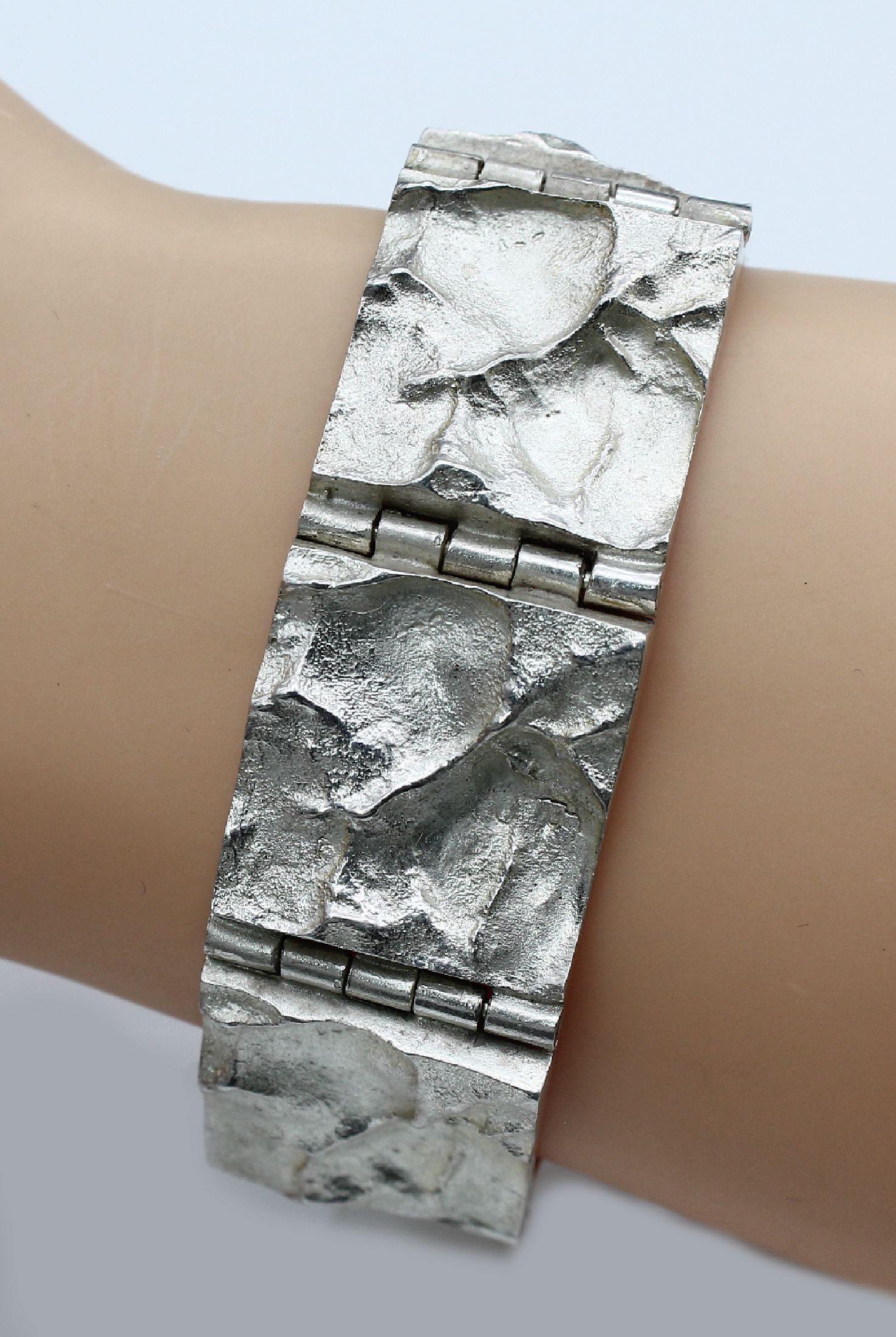 Finnisches Designerarmband, 925er Silber, B. ca. 2 cm, L. ca. 18 cm, Kastenschloß (z.T. angelaufen), ca. 59.5 g, Meistermarke unged.
