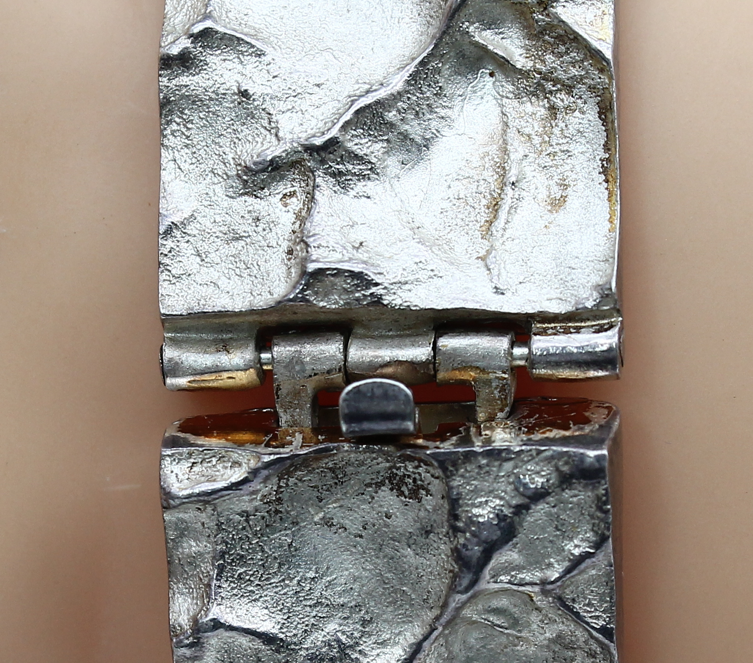 Detail b: Finnisches Designerarmband, 925er Silber, B. ca. 2 cm, L. ca. 18 cm, Kastenschloß (z.T. angelaufen), ca. 59.5 g, Meistermarke unged.