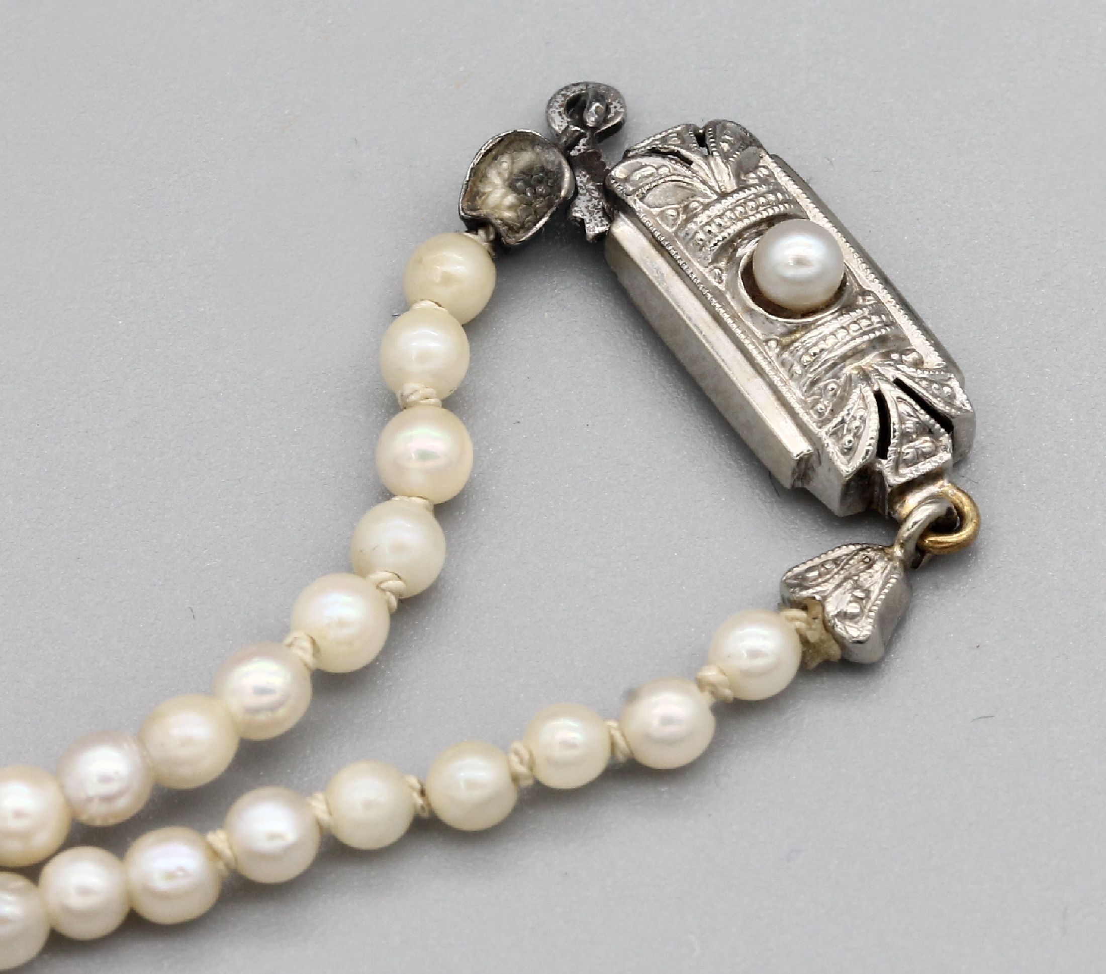 Detail a: Akojazuchtperlenkette, Schließe WG/GG 585/000 um 1920, Akojaperlen im Verlauf D. ca. 3.1 - 7.2 mm, L. ca. 44.5 cm