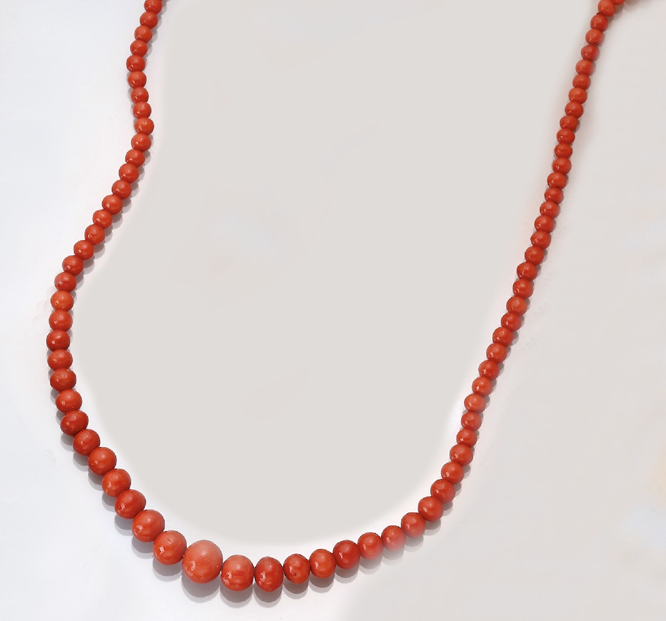 Korallenkette, Italien um 1900, Korallen imVerlauf, D. ca. 4 - 9.4 mm, von sehr schöner Farbe, Karabinerschließe GG 750/000, L. ca. 40cm, Versand ...