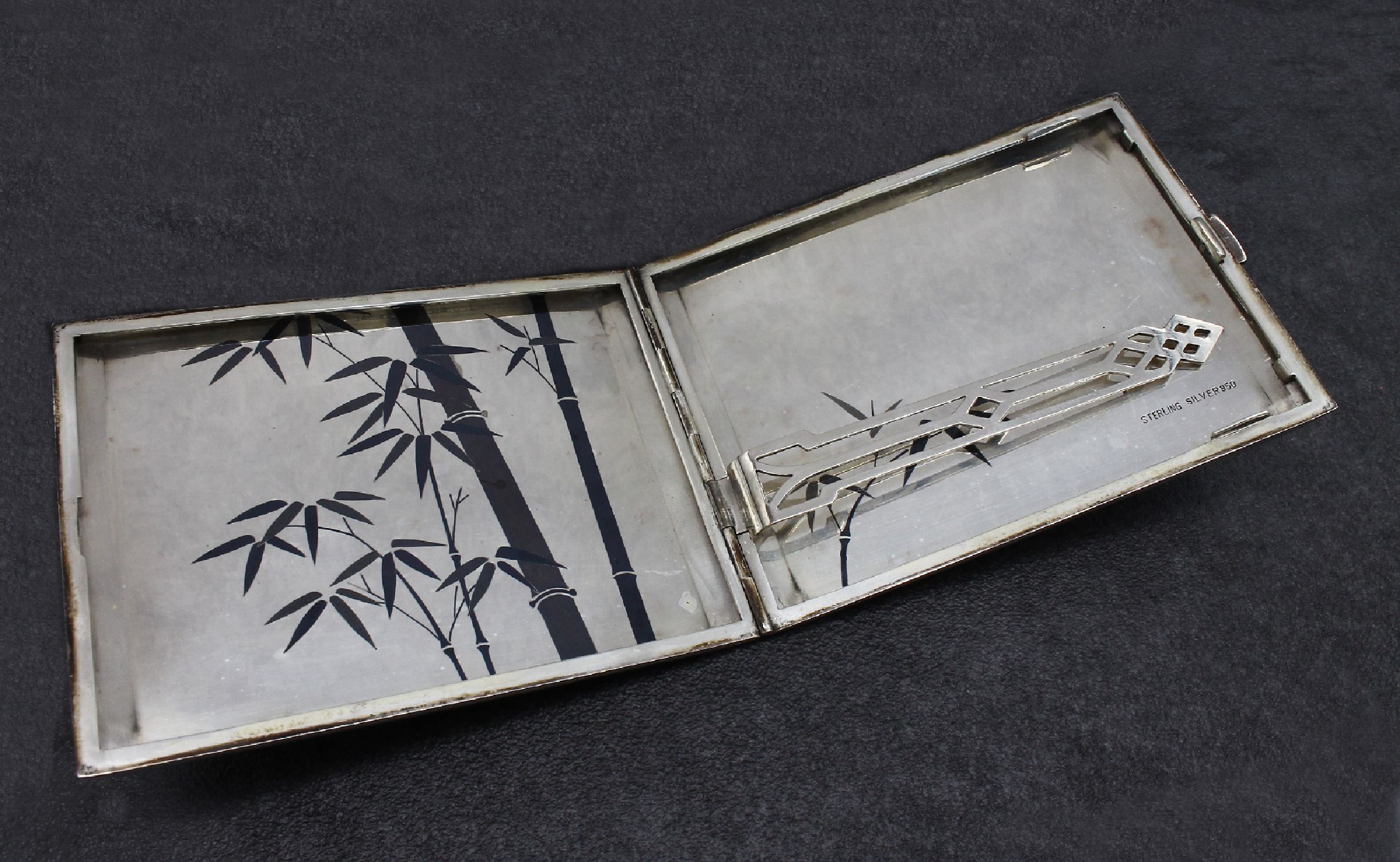 Detail a: Zigarettenetui, wohl Japan, 925er Silber, z. T. geschwärzt in Form von Bambus, ca. 10.5 x 8 cm, ca. 125.7 g