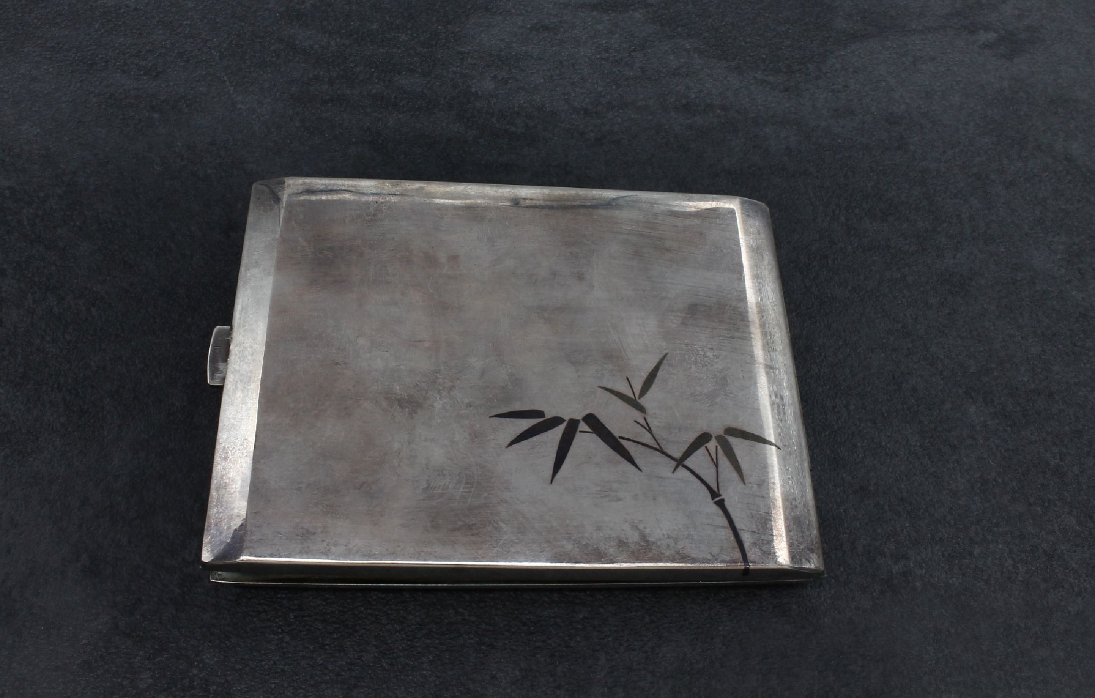 Detail b: Zigarettenetui, wohl Japan, 925er Silber, z. T. geschwärzt in Form von Bambus, ca. 10.5 x 8 cm, ca. 125.7 g