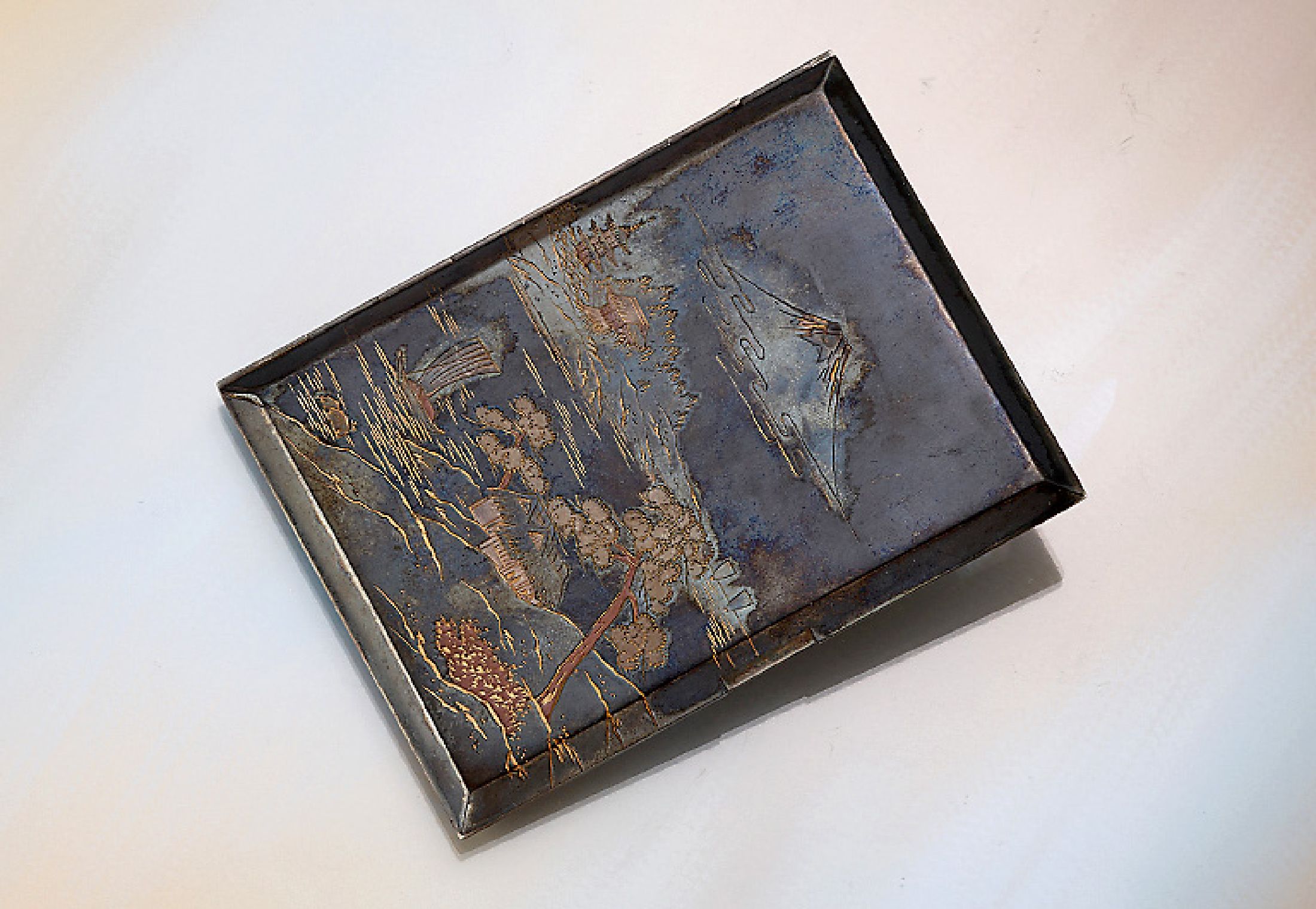 Zigarettenetui wohl Japan, Silber gepr. geschwärzt, umlaufend und innen graviert mit Gold und Bronzeeinlagen, ca. 11 x 8 cm, ca. 122.9 g