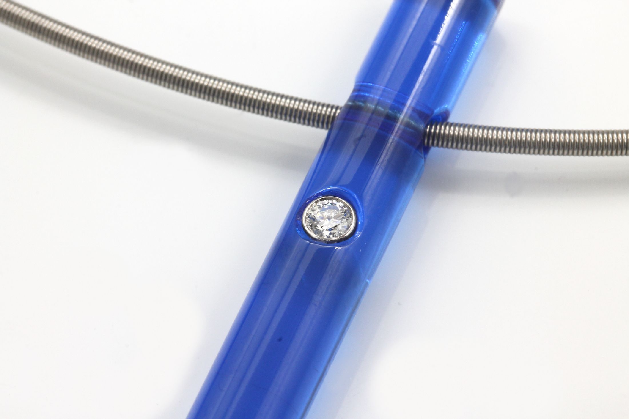 Detail a: BUNZ-Schmuckset, Pt 950 und GG 750/000, best. aus: Halsreif mit 3 Anhängern, 1 x Pt mit kl. Brillant, 1 x GG 750/000 und 1 x blauen Synthetischem ...