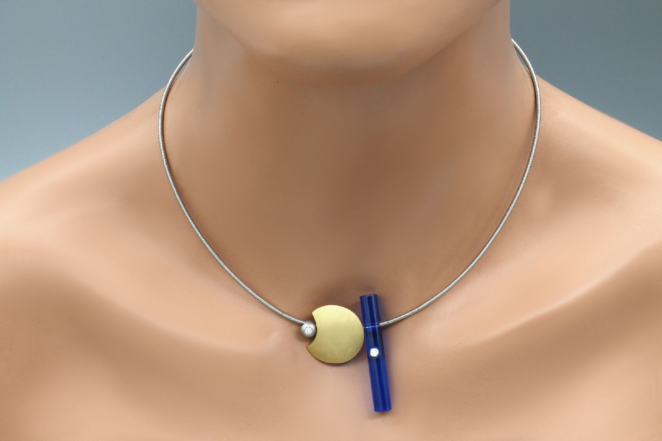 Detail c: BUNZ-Schmuckset, Pt 950 und GG 750/000, best. aus: Halsreif mit 3 Anhängern, 1 x Pt mit kl. Brillant, 1 x GG 750/000 und 1 x blauen Synthetischem ...