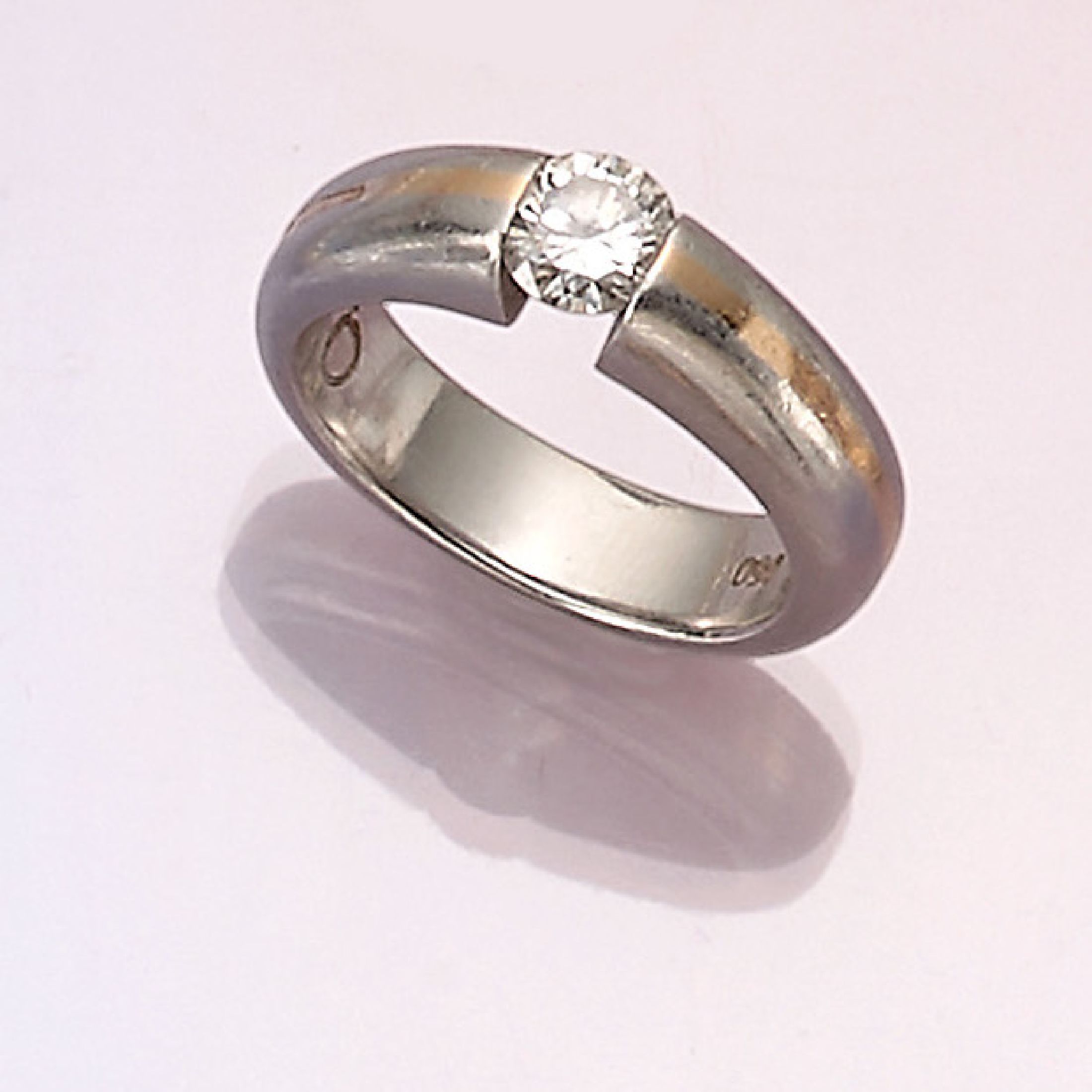 Platin Brillant-Ring, Pt 950 und GG 750/000-Einlage, Brillant ca. 0.50 ct Weiß/p, RW 51, ca. 12.6 g, Meistermarke unged., GG-Einlage besch./z.T. ...