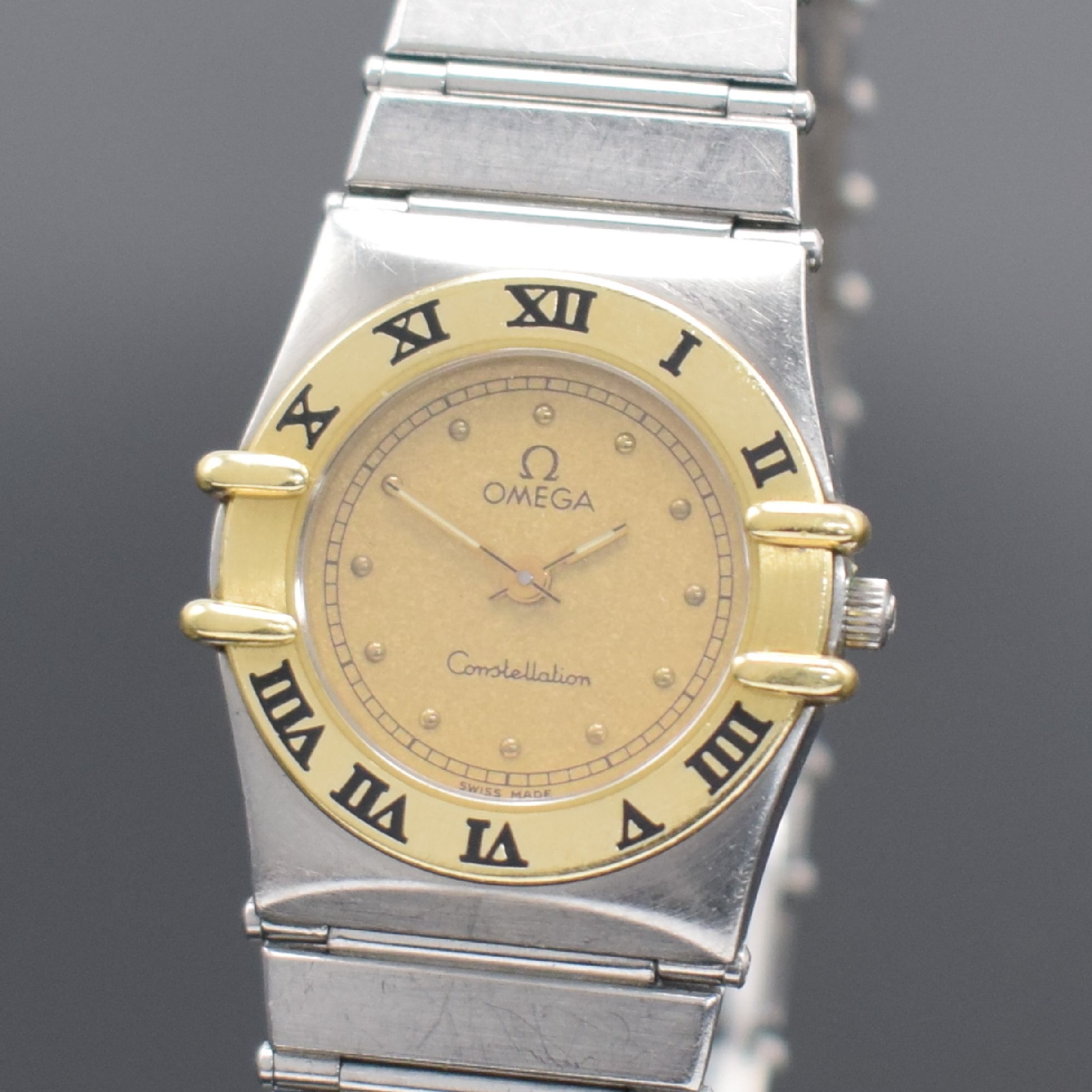 Detail a: OMEGA Constellation Damenarmbanduhr, Schweiz um 1985, quarz, Gehäuse in Edelstahl & Gold, Boden aufgedr., Gliederband in Edelstahl mit Faltschl., ...