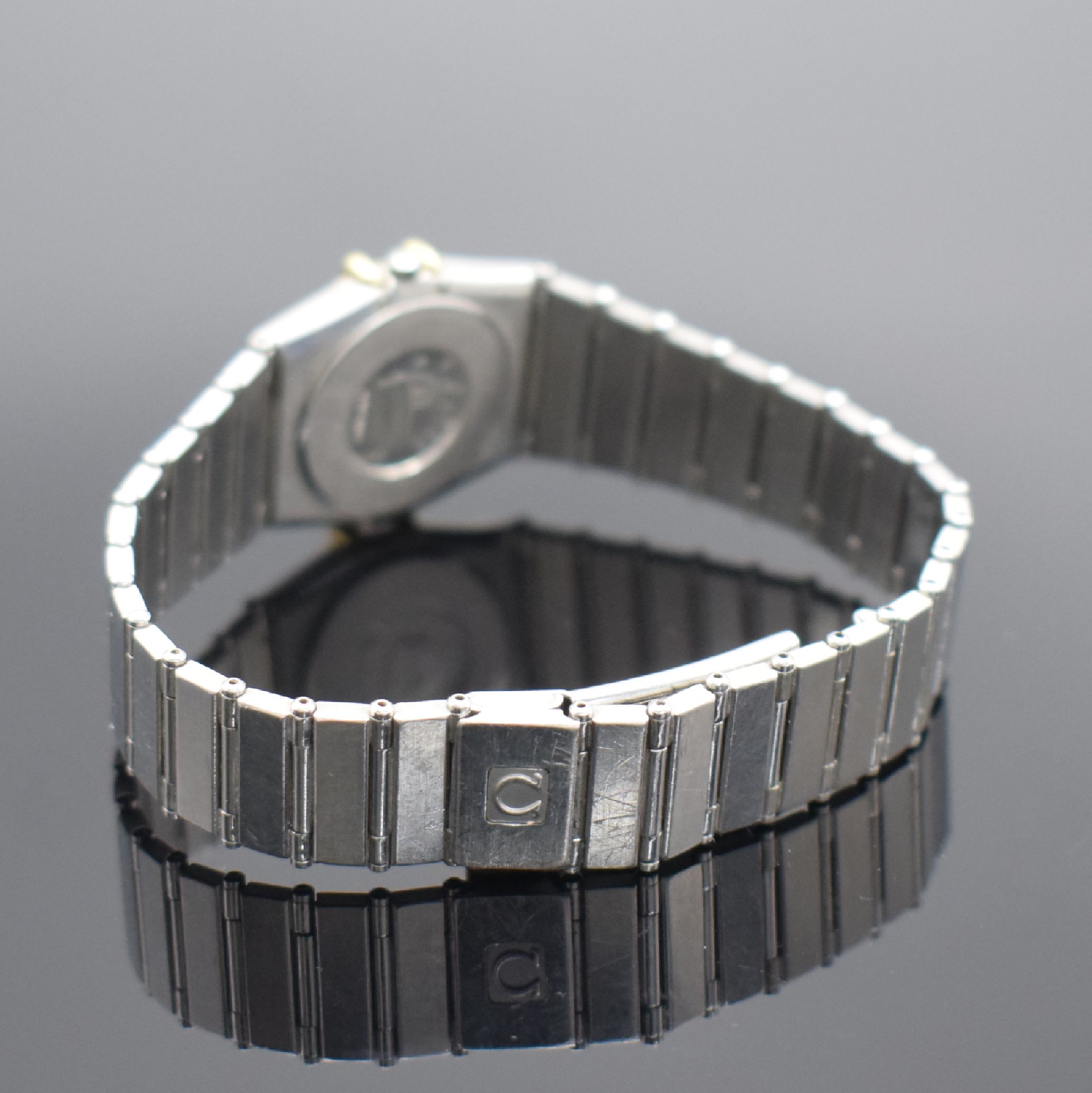 Detail b: OMEGA Constellation Damenarmbanduhr, Schweiz um 1985, quarz, Gehäuse in Edelstahl & Gold, Boden aufgedr., Gliederband in Edelstahl mit Faltschl., ...