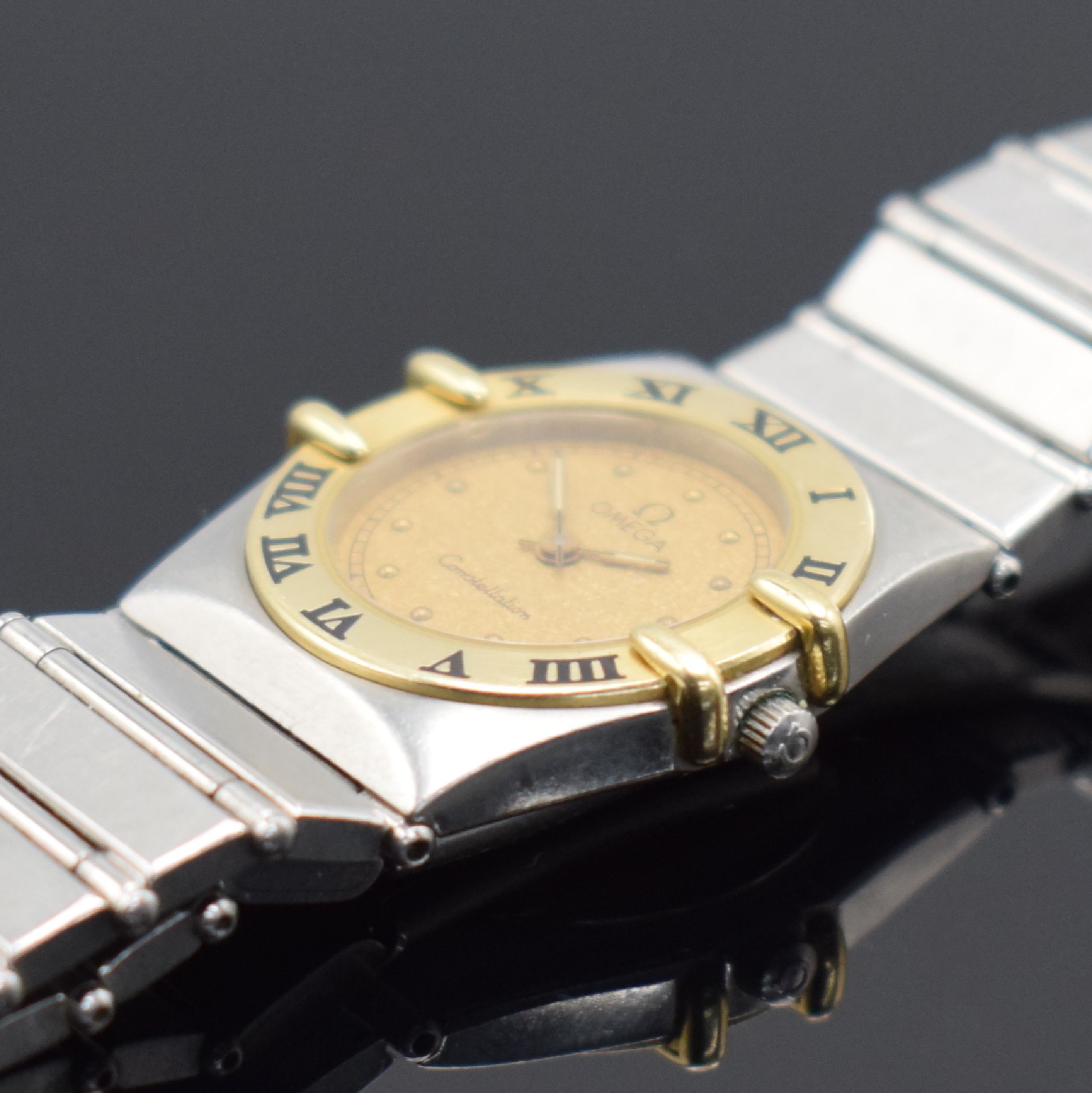 Detail c: OMEGA Constellation Damenarmbanduhr, Schweiz um 1985, quarz, Gehäuse in Edelstahl & Gold, Boden aufgedr., Gliederband in Edelstahl mit Faltschl., ...