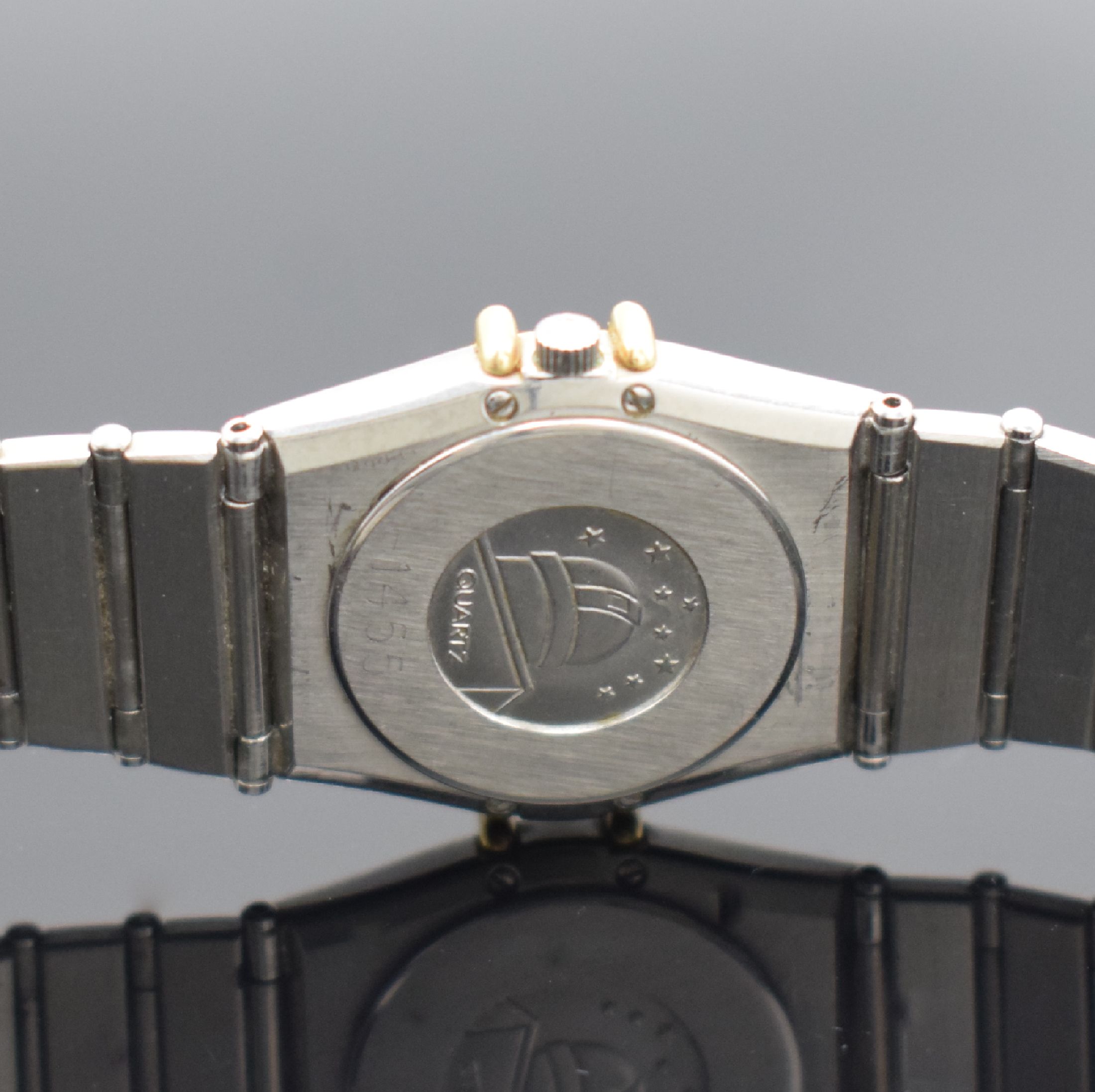 Detail d: OMEGA Constellation Damenarmbanduhr, Schweiz um 1985, quarz, Gehäuse in Edelstahl & Gold, Boden aufgedr., Gliederband in Edelstahl mit Faltschl., ...