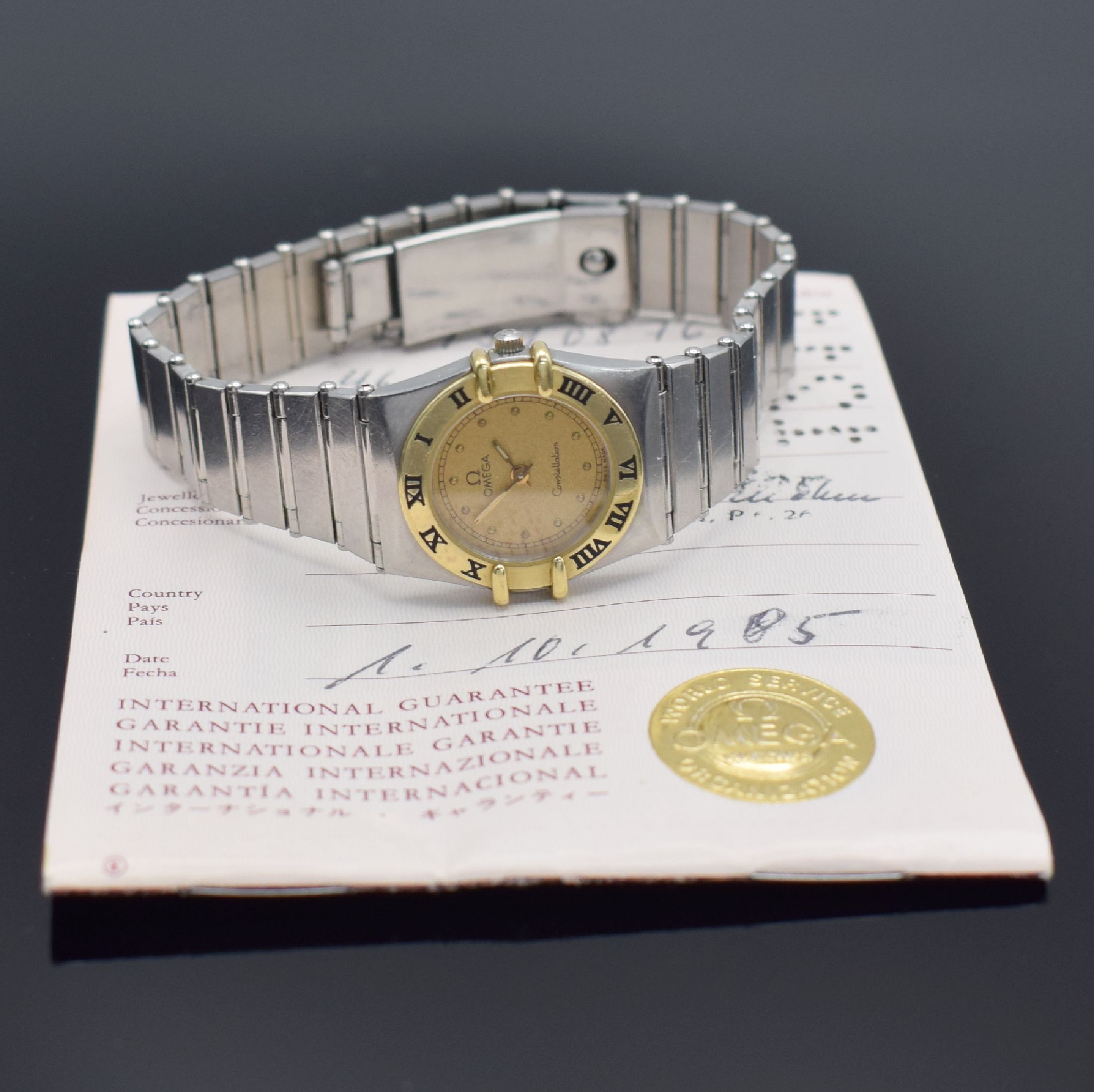 Detail e: OMEGA Constellation Damenarmbanduhr, Schweiz um 1985, quarz, Gehäuse in Edelstahl & Gold, Boden aufgedr., Gliederband in Edelstahl mit Faltschl., ...