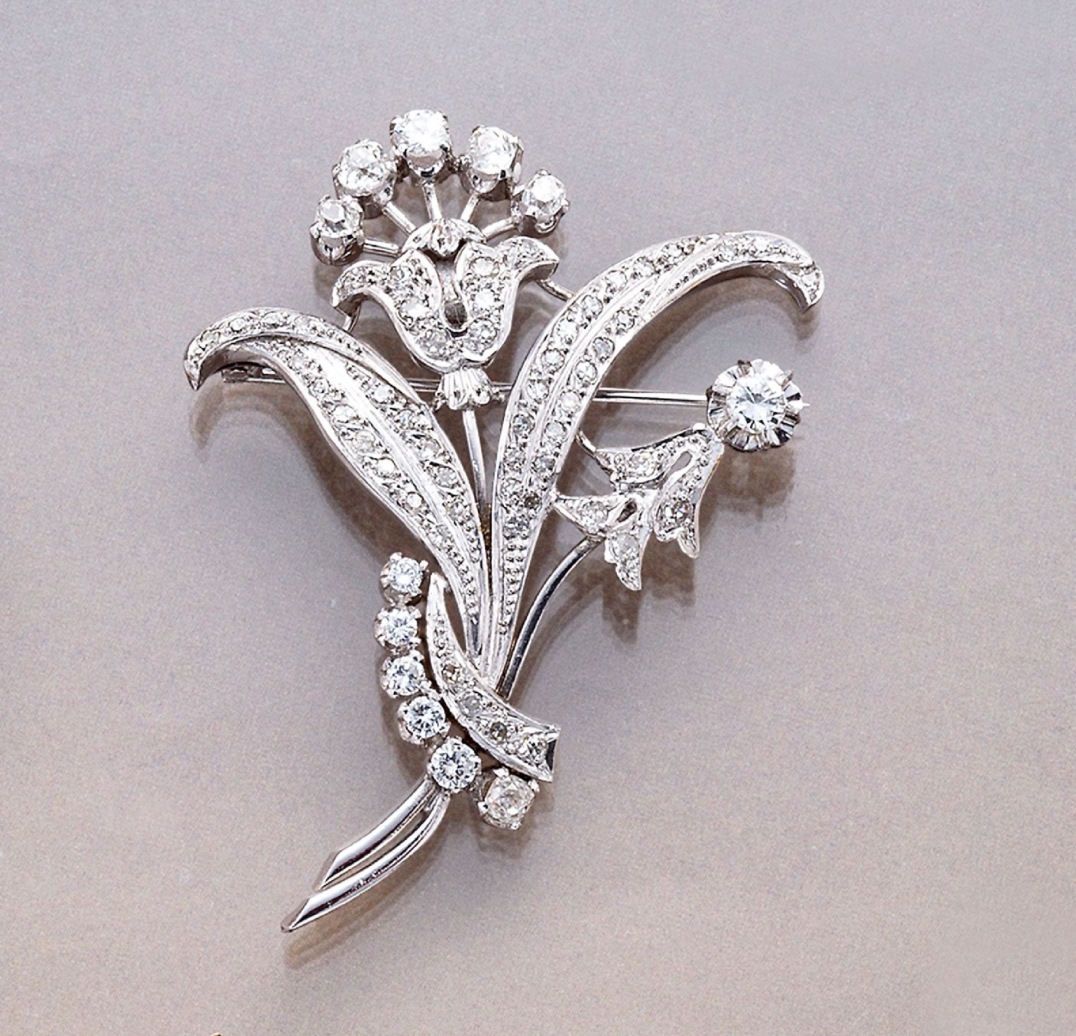 Platin Diamant Blumen-Brosche, um 1930, ausgefasst mit Altschliffdiamanten zus. ca. 3.0 ct Weiß-l.get.Weiß/si-p, ca. 4.5 x 6 cm, ca. 17.2 g, ...