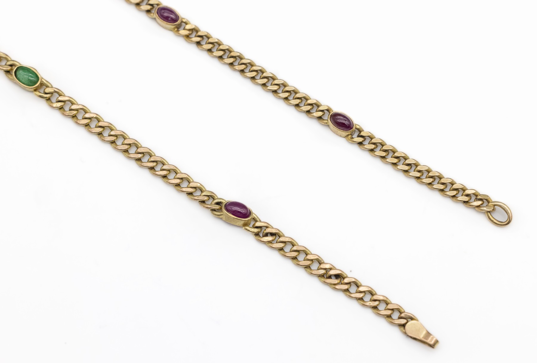 Detail a: Konvolut 2 8 kt Gold Farbstein-Armbänder, GG 333/000, 1 x mit 4 ovalen Rubin-Cabochons, L. ca. 19.5 cm, und 1 x mit ovalen Rubin-, Saphir- und ...