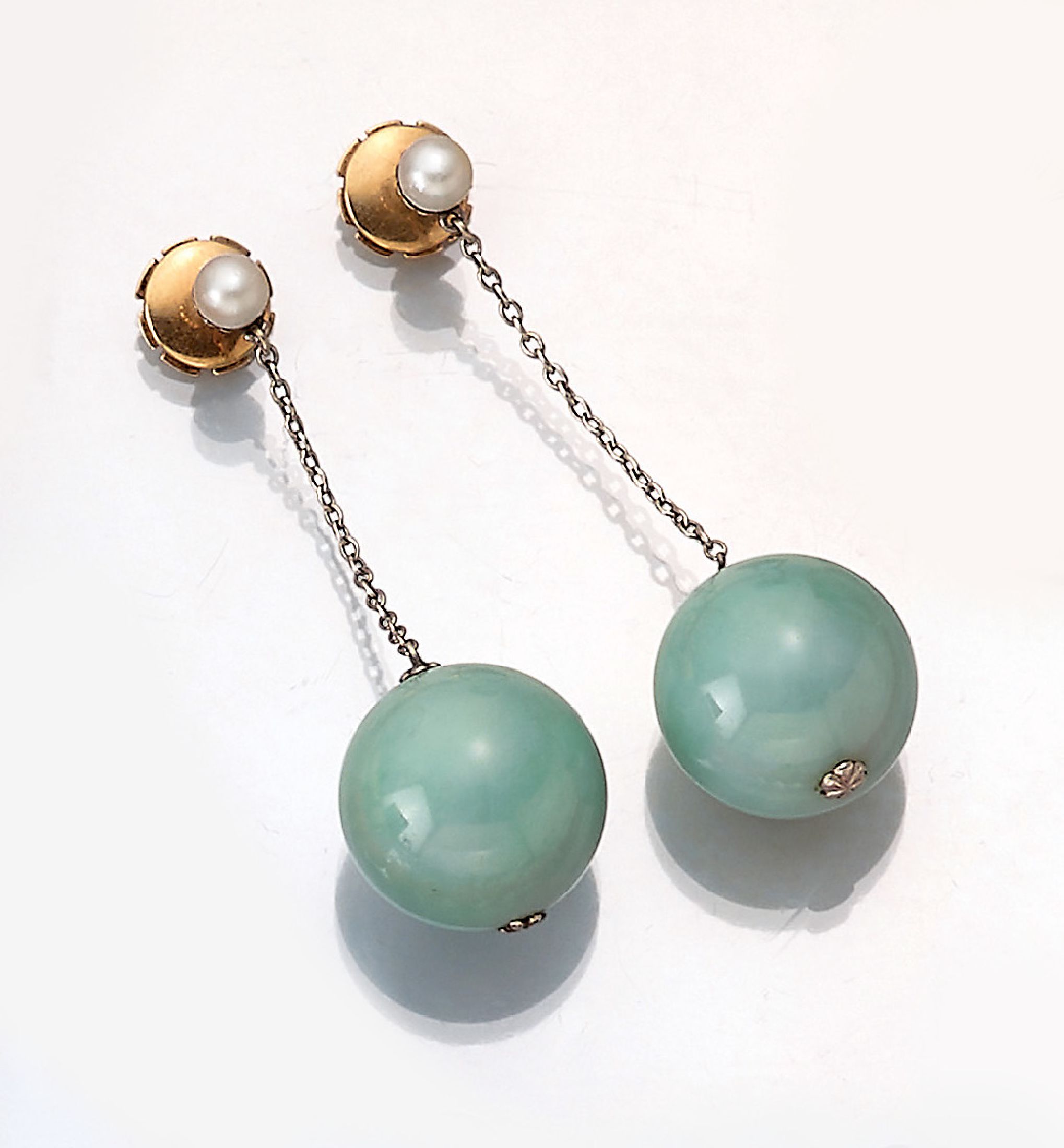 Paar Platin Jade-Orientperl-Ohrgehänge, um 1920, große Jadekugel D. ca. 15 mm beweglich, Stecker besetzt mit kl. Orientperle, L. ca. 5 cm, Stift ...
