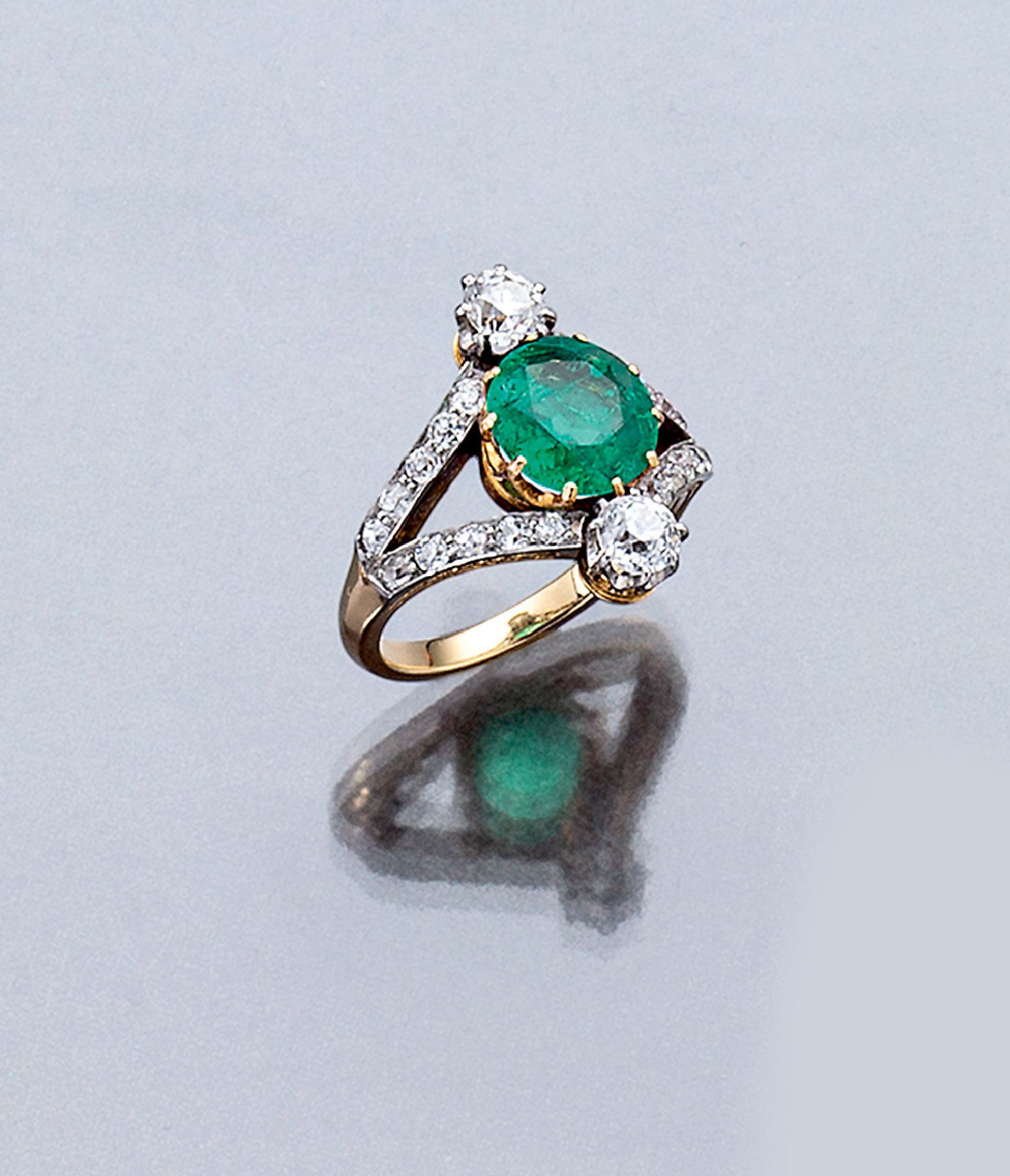 18 kt Gold Smaragd Diamant Jugendstil-Ring, um1905, GG 750/000, mittig rundfacett. Smaragd ca. 2.0 ct, Diamanten zus. ca. 1.40 ct Weiß/si, ...