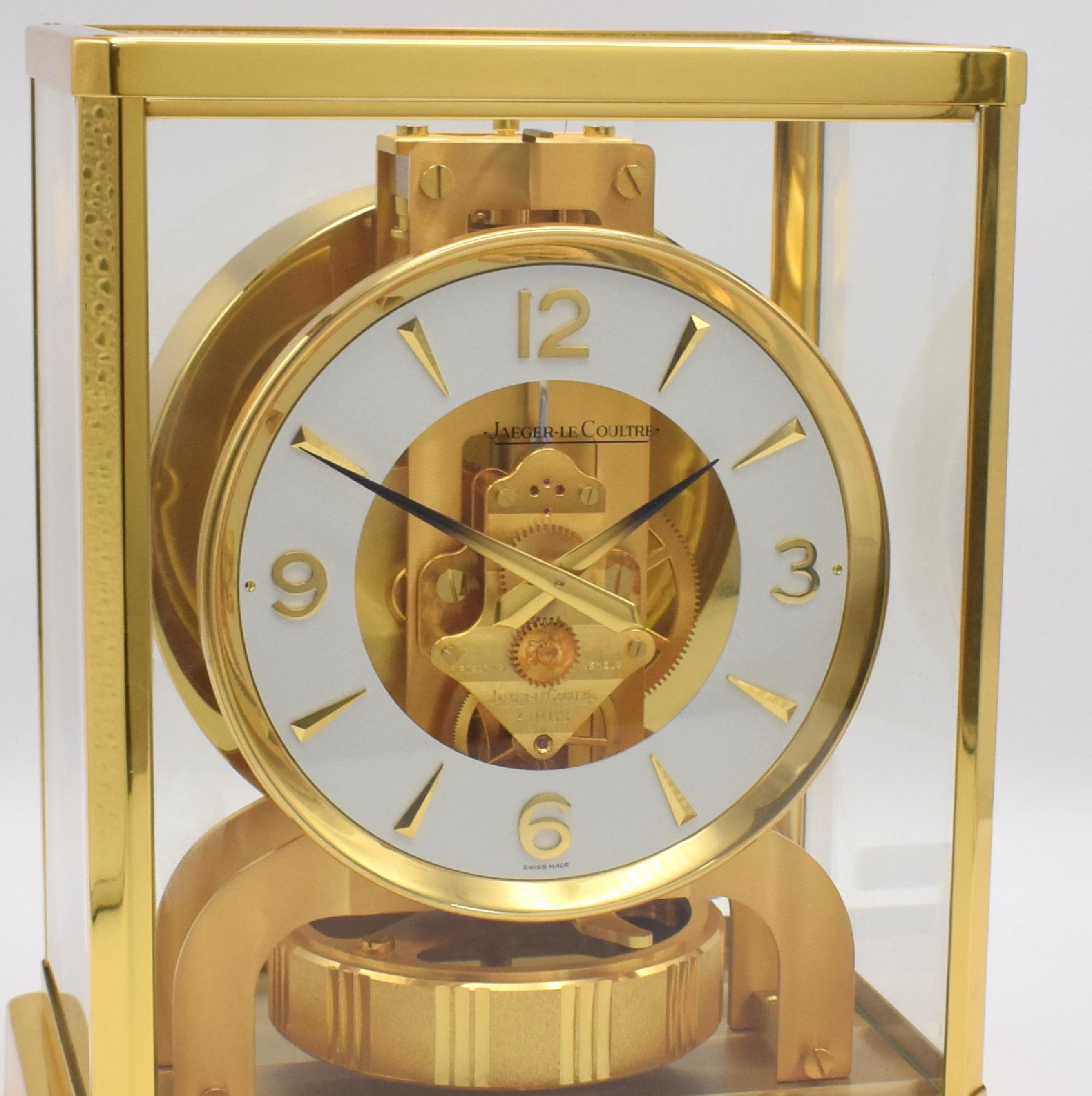 Detail a: Jaeger-LeCoultre Atmos Drehpendeltischuhr Modell Classic, Schweiz um 1965, verg., 5- seitig vergl. Geh., nach vorn zu öffnen durch Glastür, weißes ...