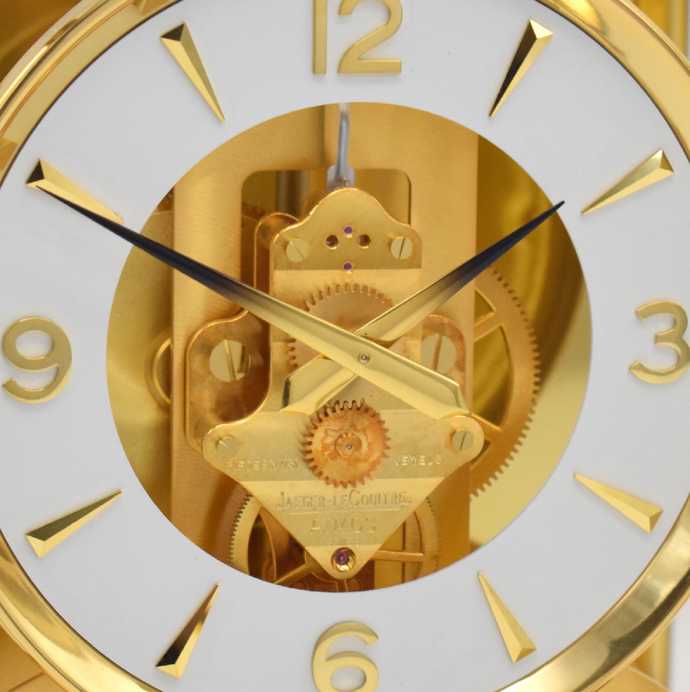 Detail b: Jaeger-LeCoultre Atmos Drehpendeltischuhr Modell Classic, Schweiz um 1965, verg., 5- seitig vergl. Geh., nach vorn zu öffnen durch Glastür, weißes ...