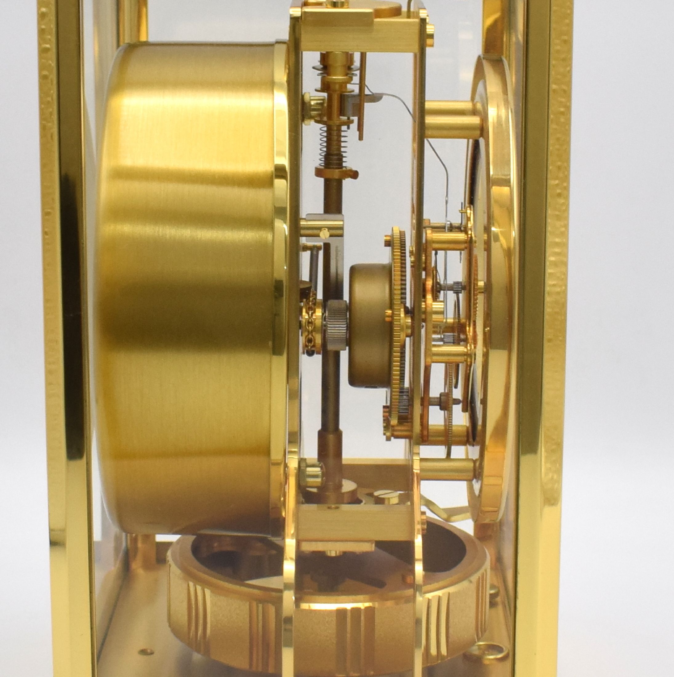 Detail d: Jaeger-LeCoultre Atmos Drehpendeltischuhr Modell Classic, Schweiz um 1965, verg., 5- seitig vergl. Geh., nach vorn zu öffnen durch Glastür, weißes ...