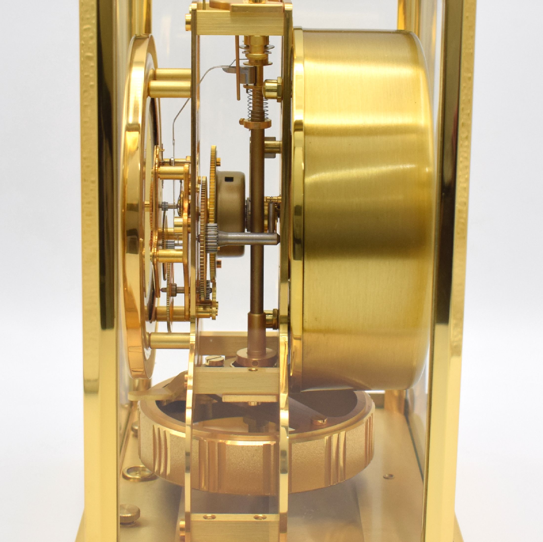 Detail g: Jaeger-LeCoultre Atmos Drehpendeltischuhr Modell Classic, Schweiz um 1965, verg., 5- seitig vergl. Geh., nach vorn zu öffnen durch Glastür, weißes ...