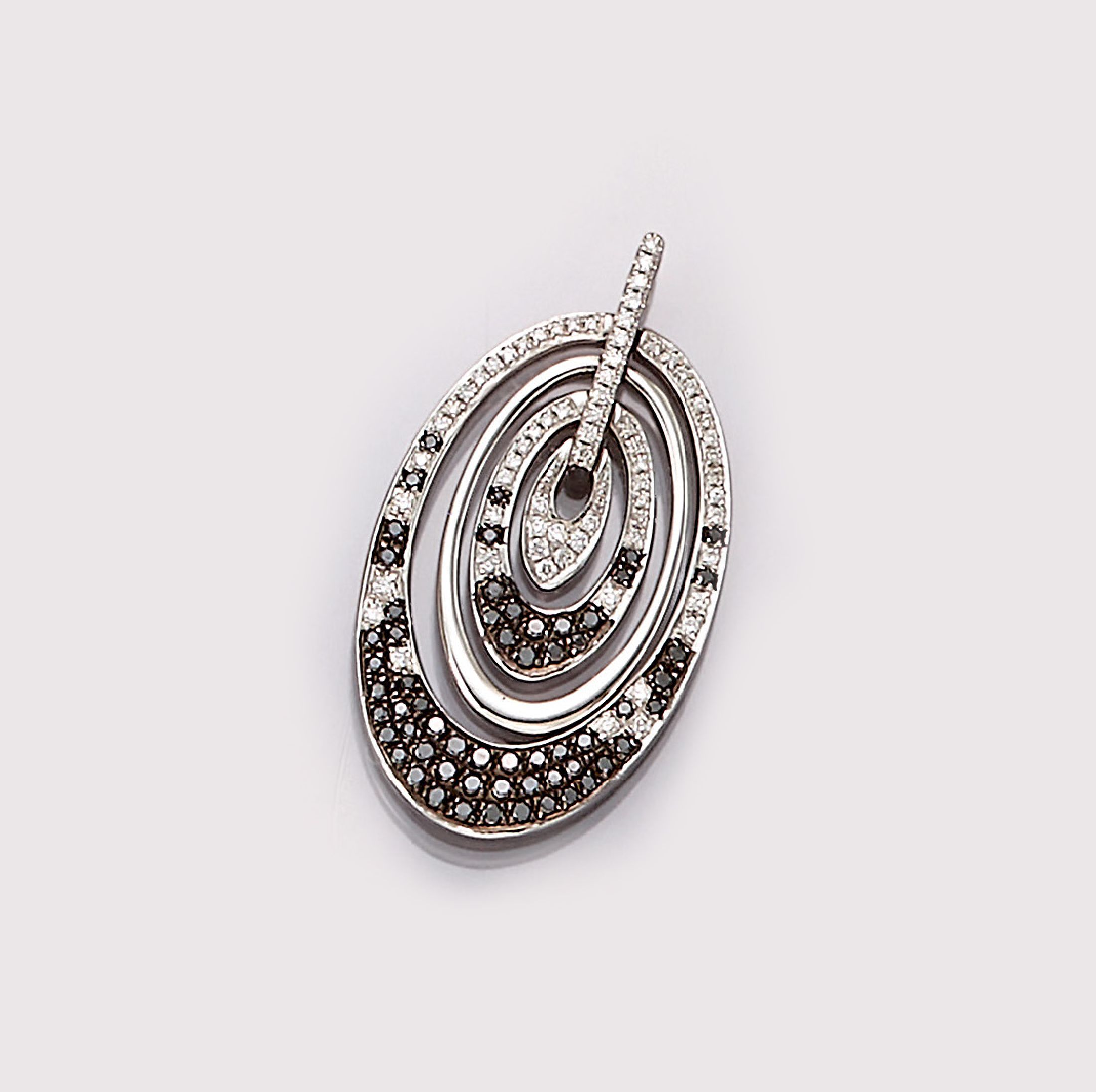 18 kt Gold Diamant-Anhänger, WG 750/000, 69Brillanten zus. ca. 0.24 ct feines Weiß/vs, 60schwarze Diamanten zus. ca. 0.34 ct, in sich bewegl., ca. ...