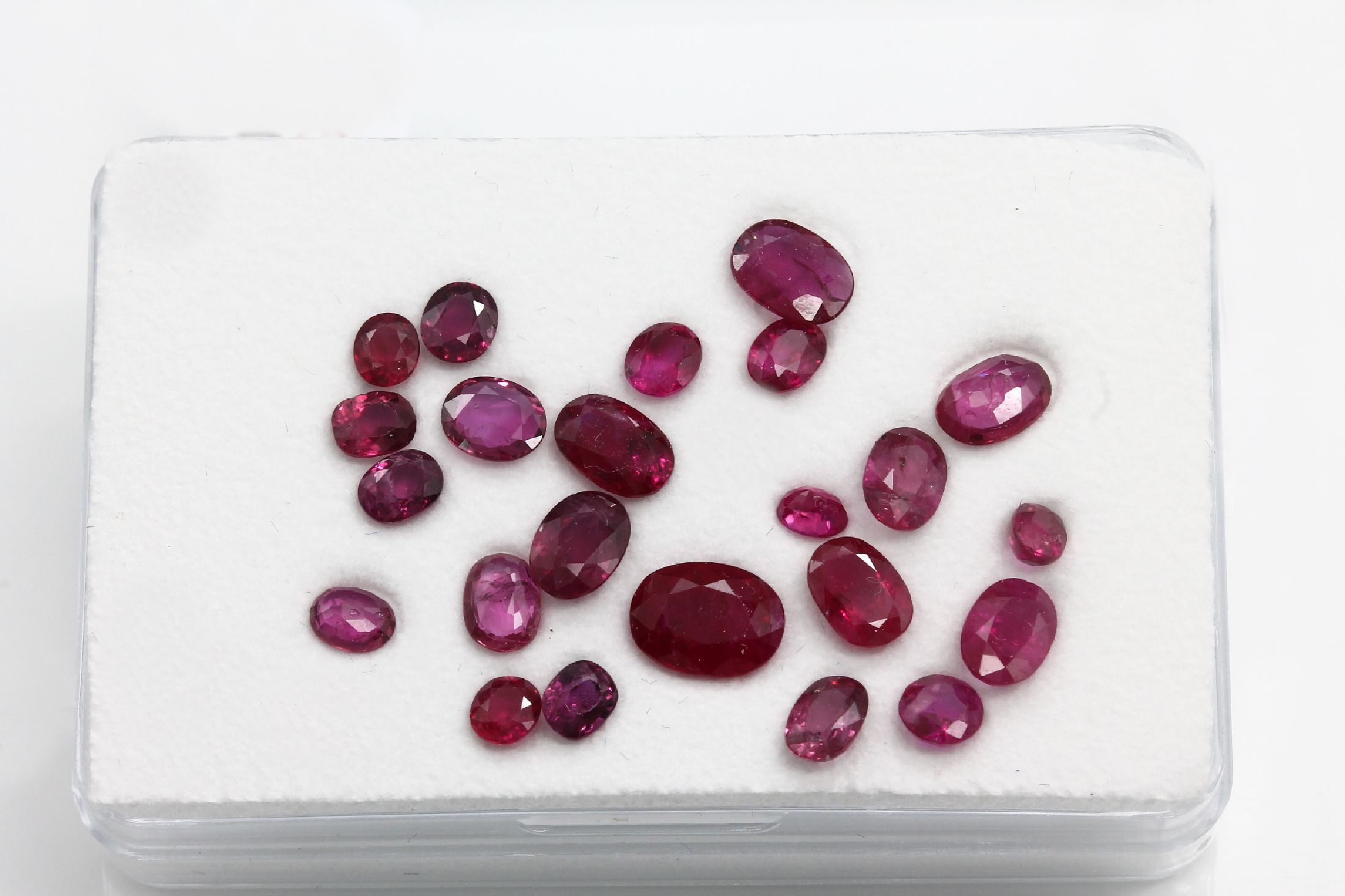 Detail a: Lot ovalfacett. Rubine zus. ca. 9.68 ct
