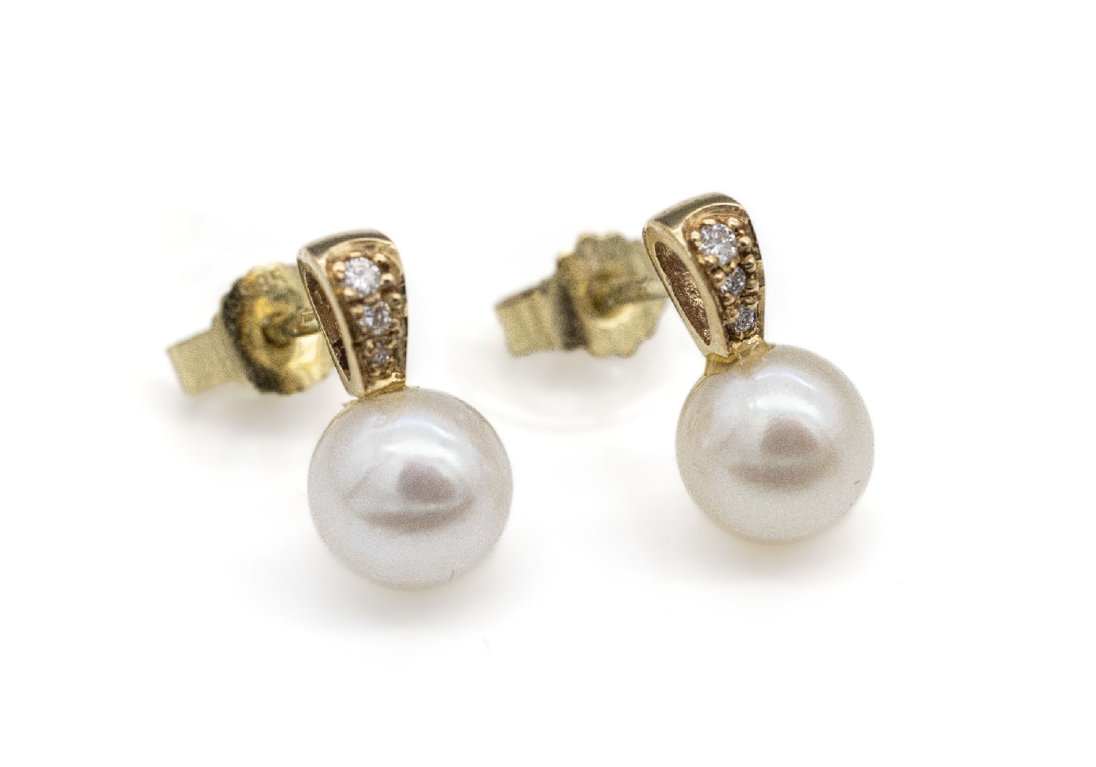 14 kt Gold Perl-Brillant-Ohrstecker, GG 585/000, 2 Zuchtperlen, D. ca. 7.2 mm, 6 Brillanten zus. ca. 0.05 ct Weiß/si, ca. 2.2 g