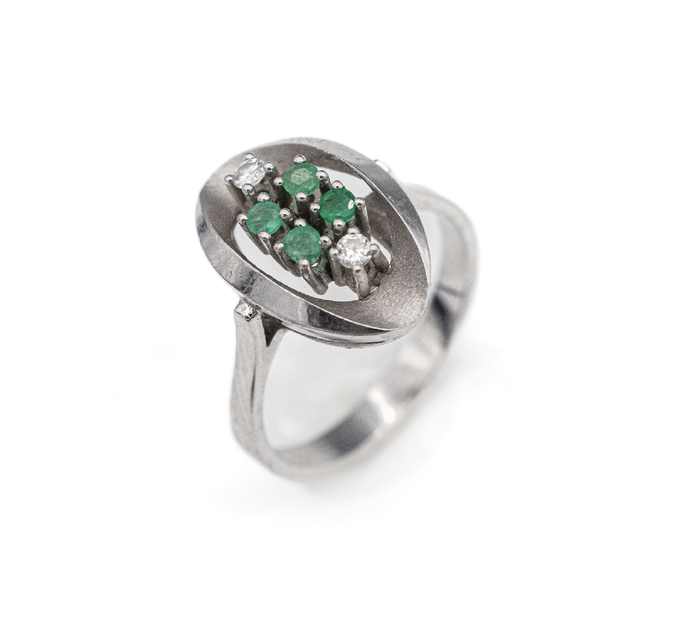 14 kt Gold Smaragd-Brillant-Ring, WG 585/000, ovaler Ringkopf, 4 kl. rundfacett. Smaragde zus. ca. 0.20 ct, und 2 Brillanten zus. ca. 0.10 ct ...