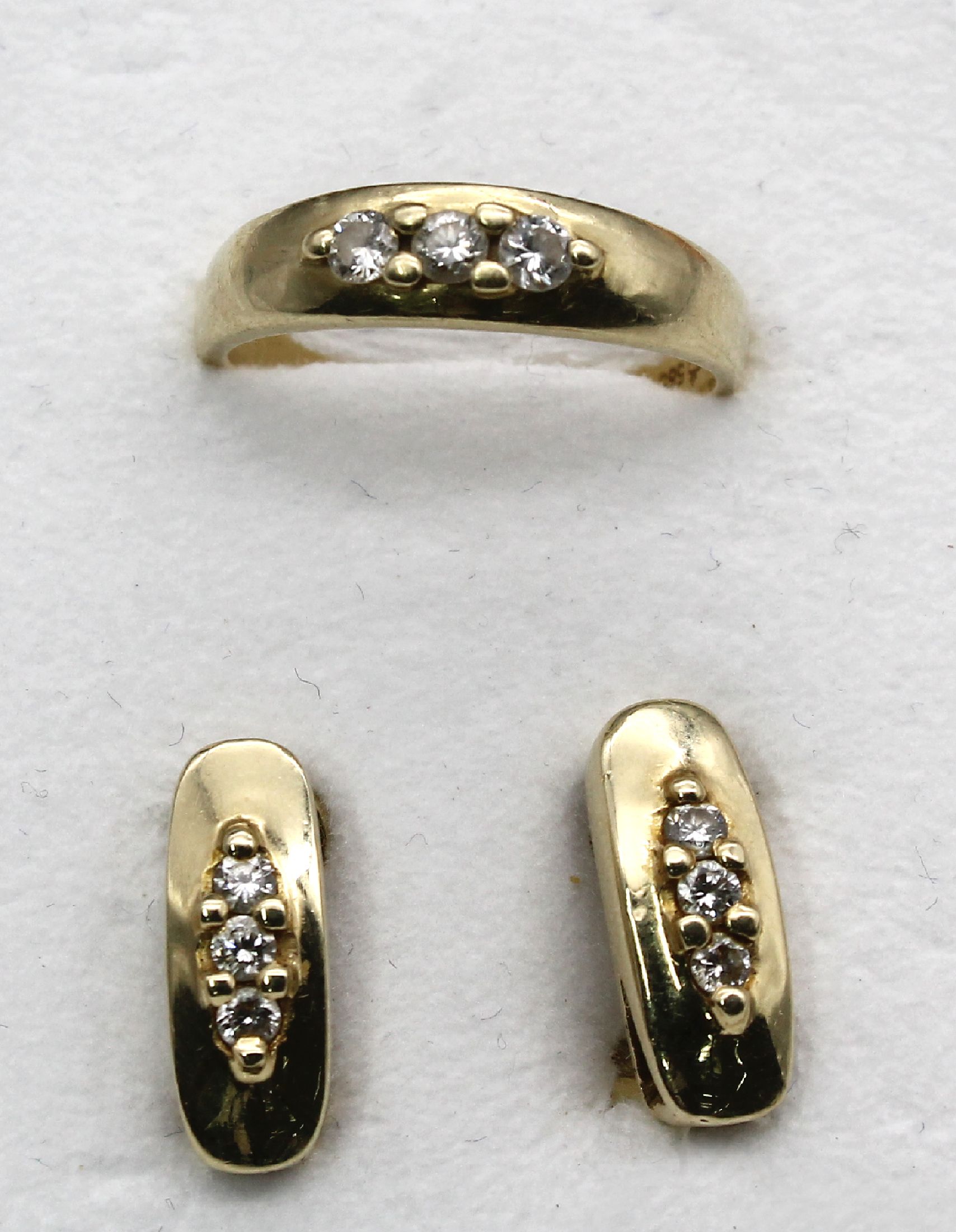14 kt Gold Brillant-Schmuckset, GG 585/000,best. aus 1 Paar Ohrstecker, Clipbrisuren, und1 Ring, RW 58, insg. 9 Brillanten zus. ca. 0.40 ct ...