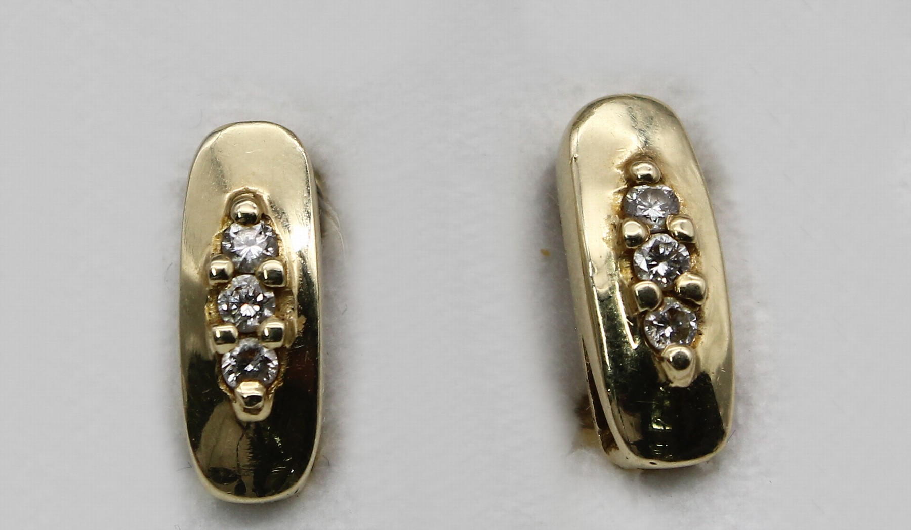 Detail c: 14 kt Gold Brillant-Schmuckset, GG 585/000,best. aus 1 Paar Ohrstecker, Clipbrisuren, und1 Ring, RW 58, insg. 9 Brillanten zus. ca. 0.40 ct ...