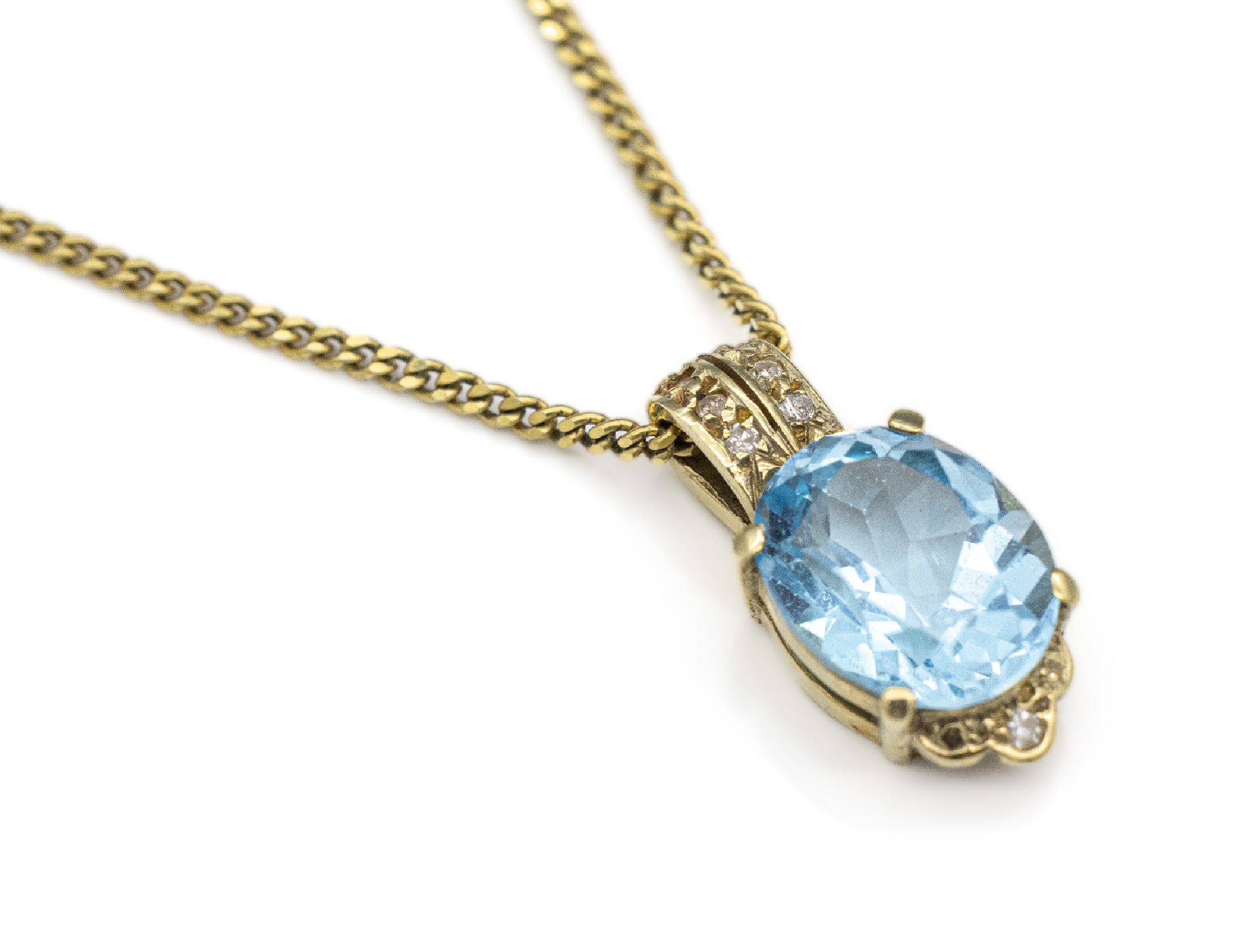 14 kt Gold Topas-Diamant-Anhänger, GG 585/000, ovalfacett. Blautopas (beh.) ca. 2.30 ct, 7 8/8-Diamanten zus. ca. 0.03 ct Weiß/p 1, ca. 1.6 x 0.7 ...