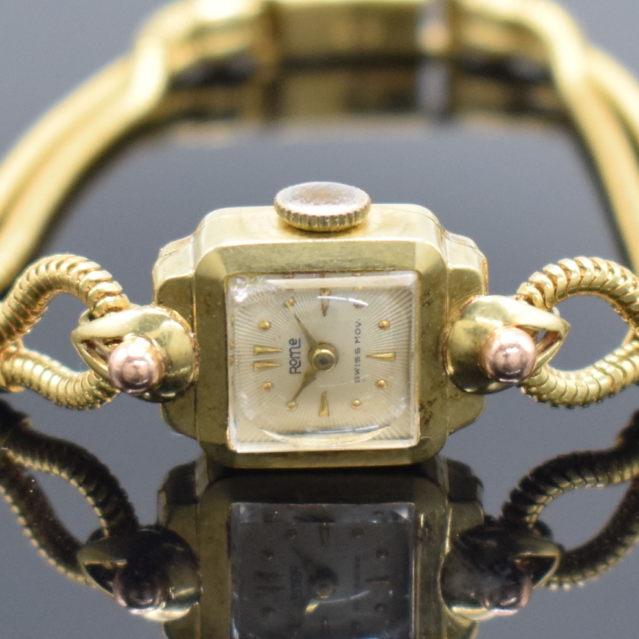 Detail a: ROME Damenarmbanduhr in GG 585/000, Schweiz um 1950, Handaufzug, tropfenförm. Anstöße, Boden aufgedr., silb. Zifferbl. m. Strahlendekor, gold. ...
