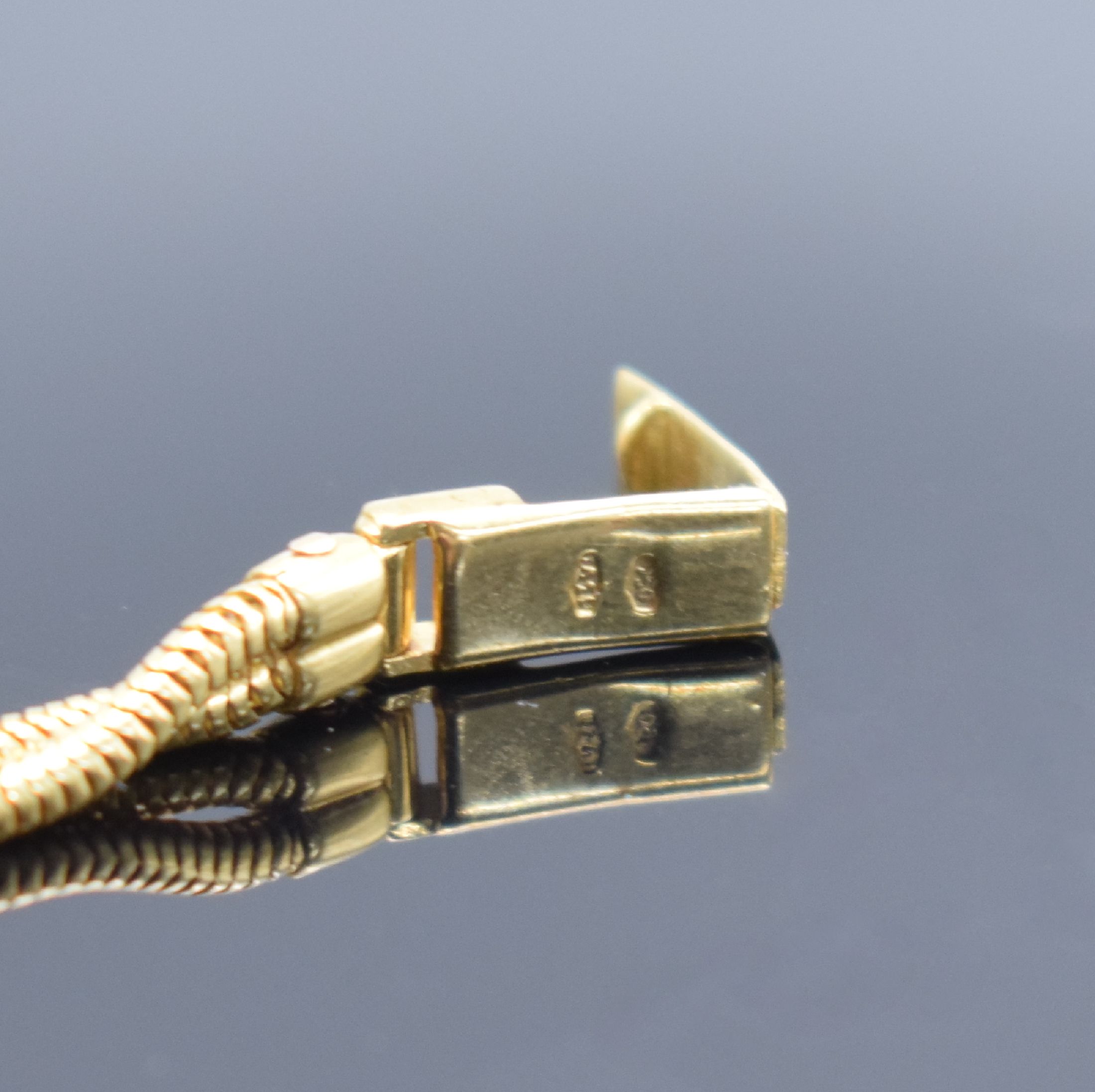 Detail b: ROME Damenarmbanduhr in GG 585/000, Schweiz um 1950, Handaufzug, tropfenförm. Anstöße, Boden aufgedr., silb. Zifferbl. m. Strahlendekor, gold. ...