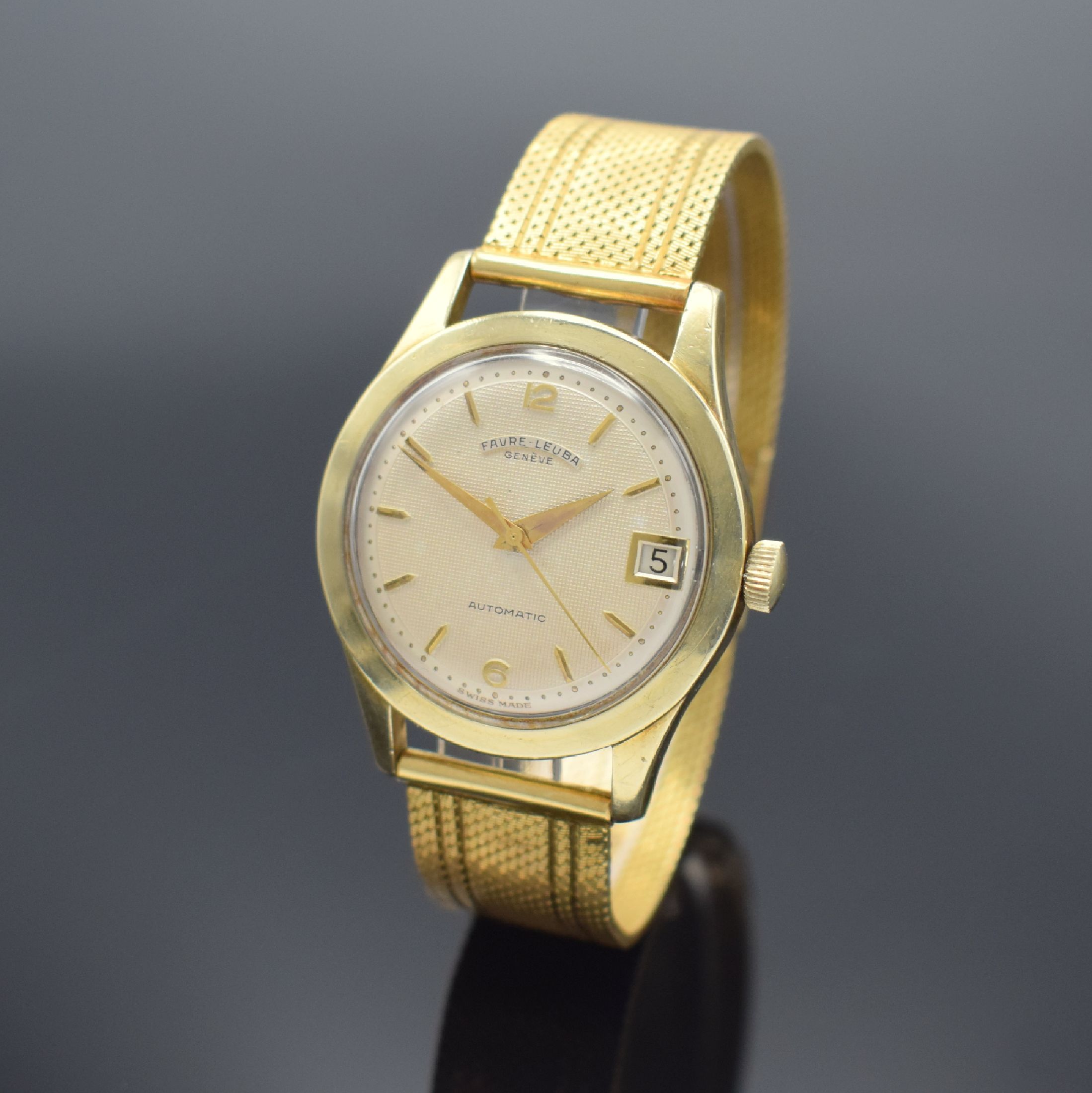 FAVRE LEUBA Herrenarmbanduhr, Schweiz um 1955, Automatik, Geh. m. Goldhaube, Stahlboden verschr., Band in GG 750/000, silb., guill. Zifferbl., gold. ...