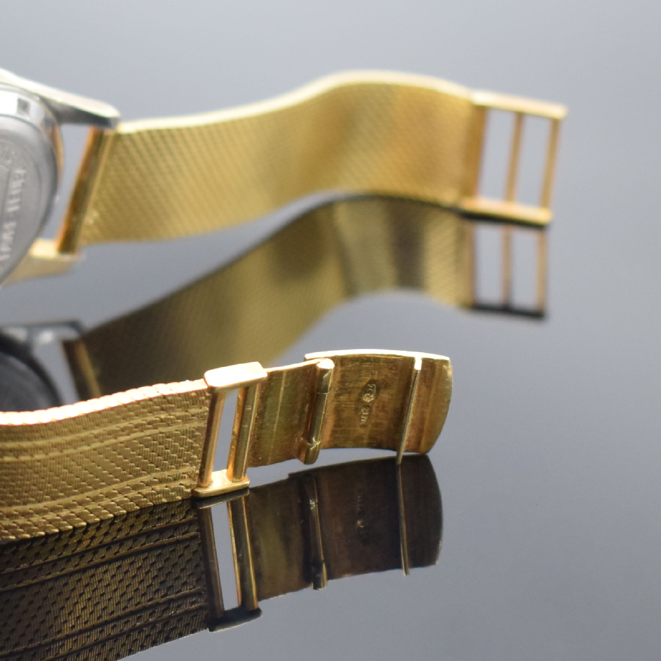 Detail b: FAVRE LEUBA Herrenarmbanduhr, Schweiz um 1955, Automatik, Geh. m. Goldhaube, Stahlboden verschr., Band in GG 750/000, silb., guill. Zifferbl., gold. ...