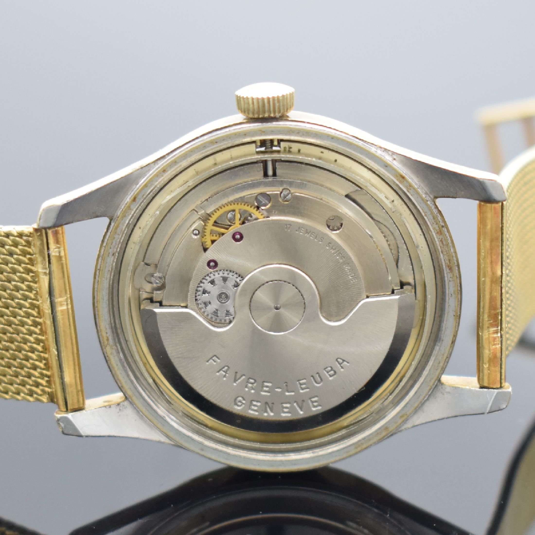 Detail e: FAVRE LEUBA Herrenarmbanduhr, Schweiz um 1955, Automatik, Geh. m. Goldhaube, Stahlboden verschr., Band in GG 750/000, silb., guill. Zifferbl., gold. ...