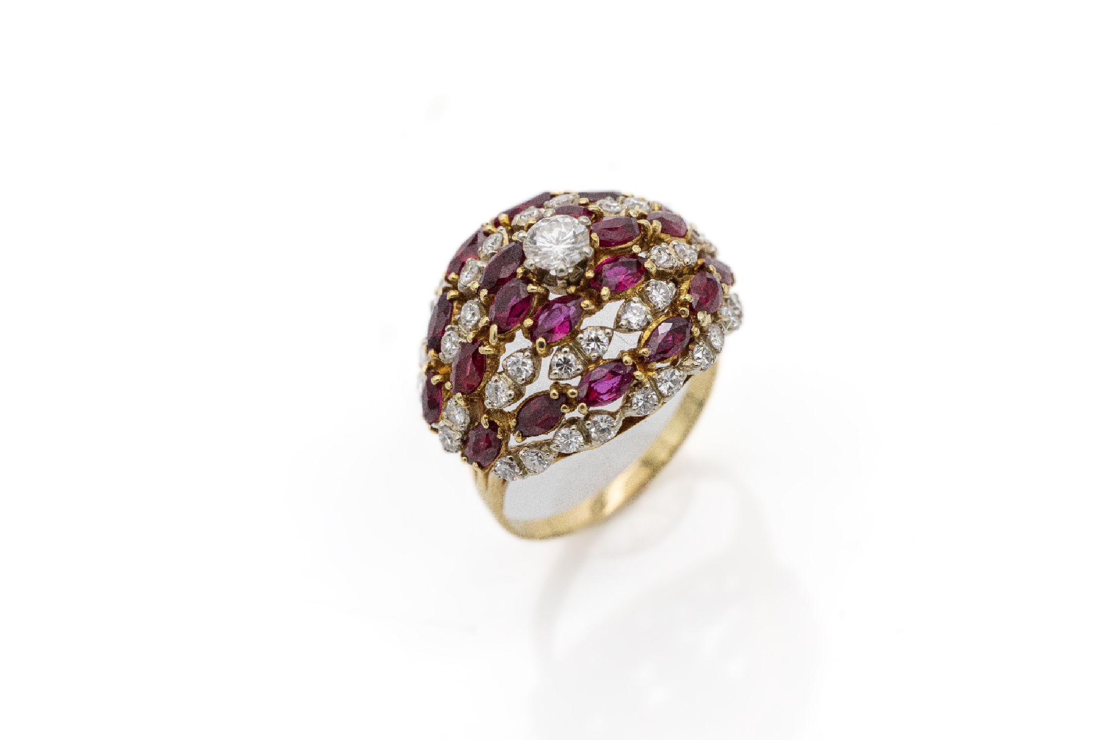 18 kt Gold Rubin-Brillant-Ring, GG 750/000 gepr., mittig erhaben gefasster Brillant ca. 0.33 ct Weiß/si, 40 weitere Brillanten zus. ca. 1.0 ct ...