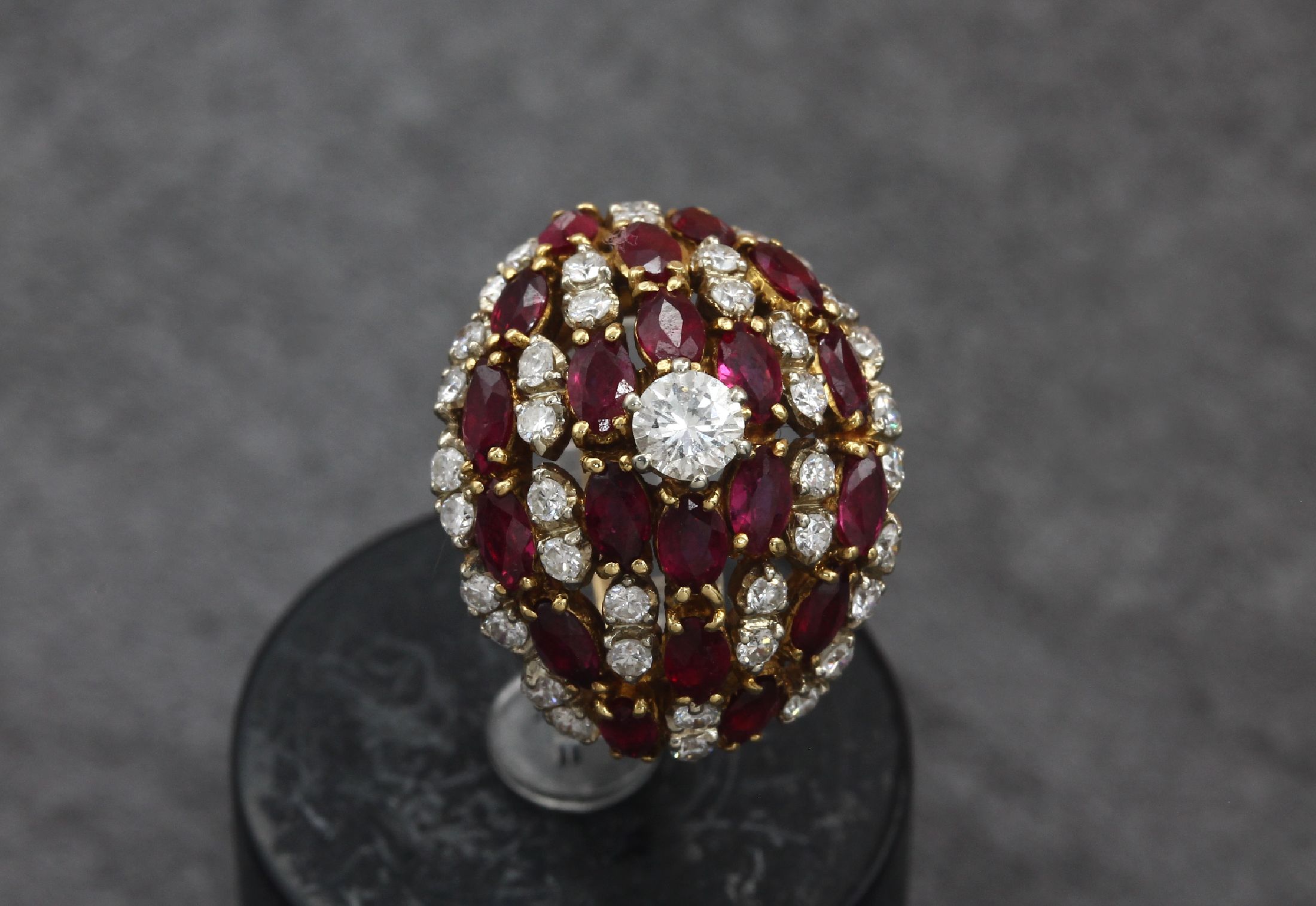 Detail a: 18 kt Gold Rubin-Brillant-Ring, GG 750/000 gepr., mittig erhaben gefasster Brillant ca. 0.33 ct Weiß/si, 40 weitere Brillanten zus. ca. 1.0 ct ...