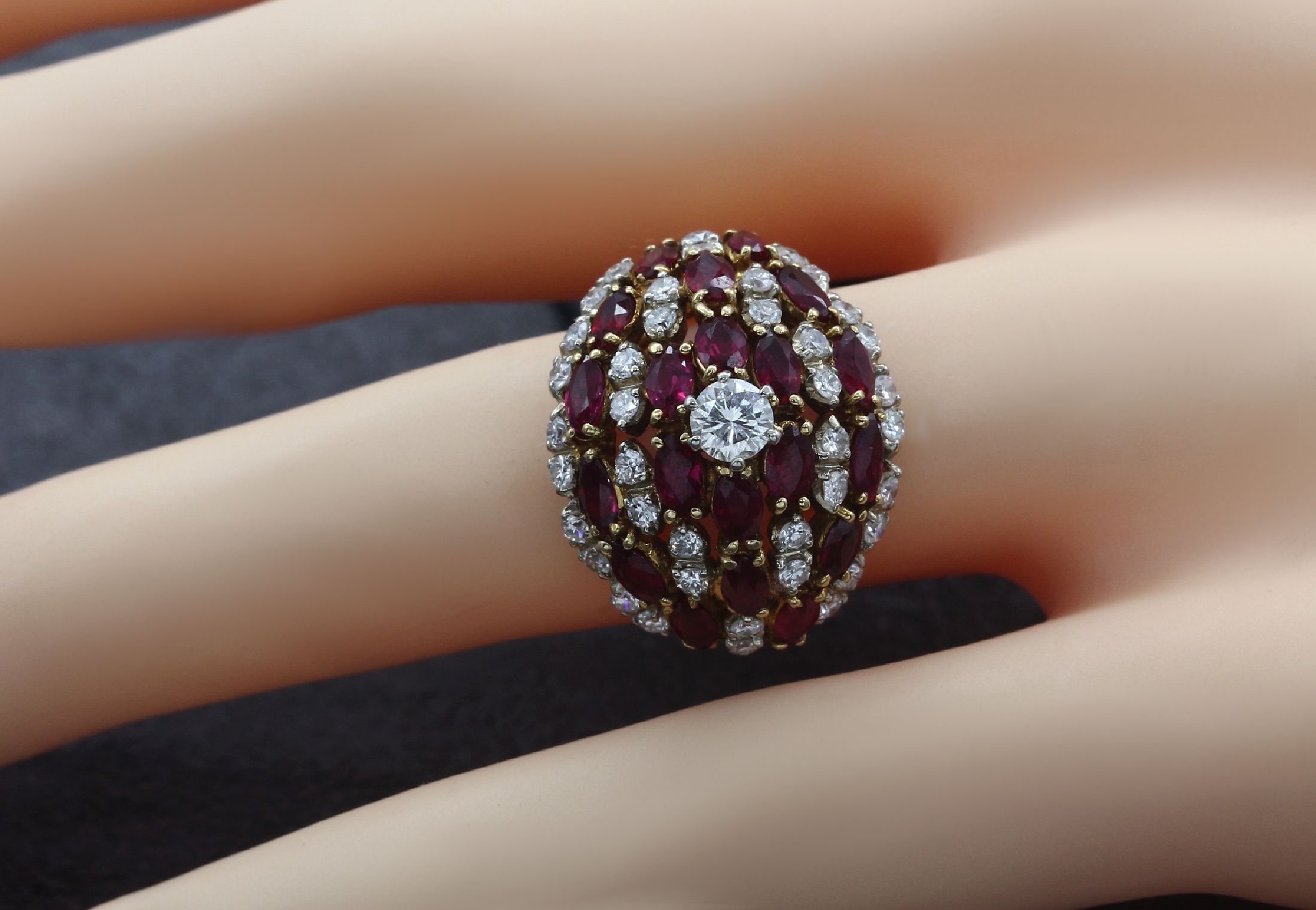 Detail b: 18 kt Gold Rubin-Brillant-Ring, GG 750/000 gepr., mittig erhaben gefasster Brillant ca. 0.33 ct Weiß/si, 40 weitere Brillanten zus. ca. 1.0 ct ...