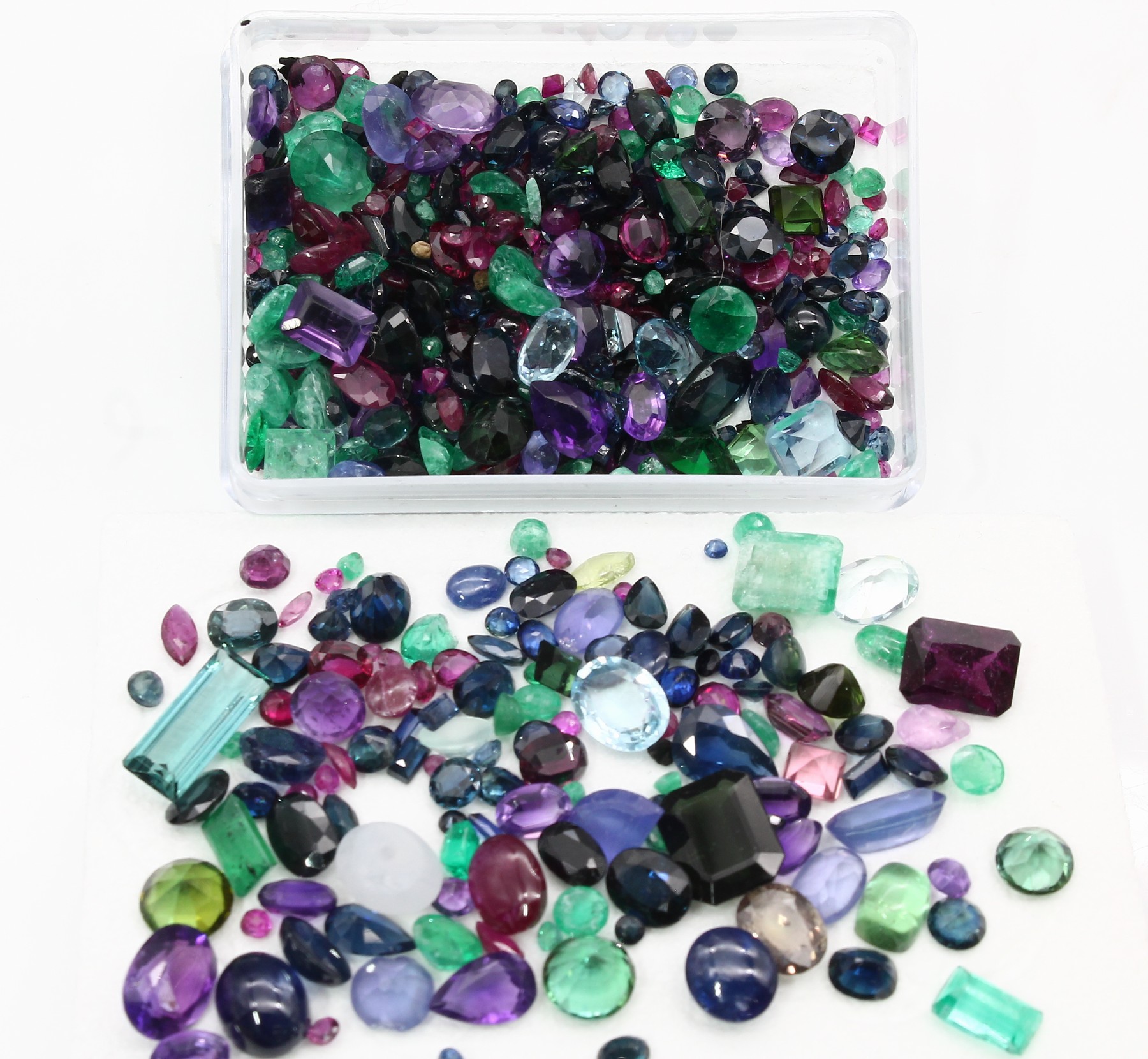 Detail a: Lot lose Farbsteine, zus. ca. 172 ct, u.a. Amethyste, Smaragde, Rubine, Saphire, versch. Größen und Schliffformen