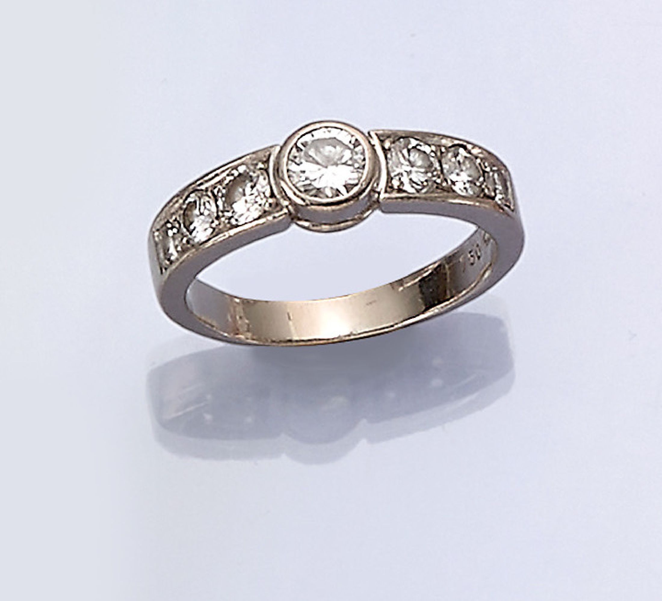 18 kt Gold Brillant-Ring, WG 750/000, 7 Brillanten zus. ca. 0.80 ct feines Weiß -Weiß/vs-si, RW 56, ca. 5.4 g