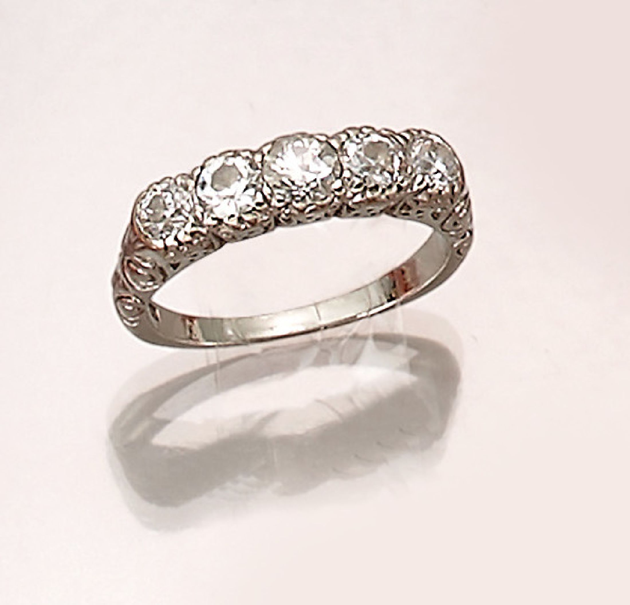14 kt Gold Diamant-Ring, WG 585/000, um 1920, 5 Altschliffdiamanten zus. ca. 1.0 ct Weiß/p (1 Stein besch.), Ringschultern floral,RW 54, ca. 4.4 g