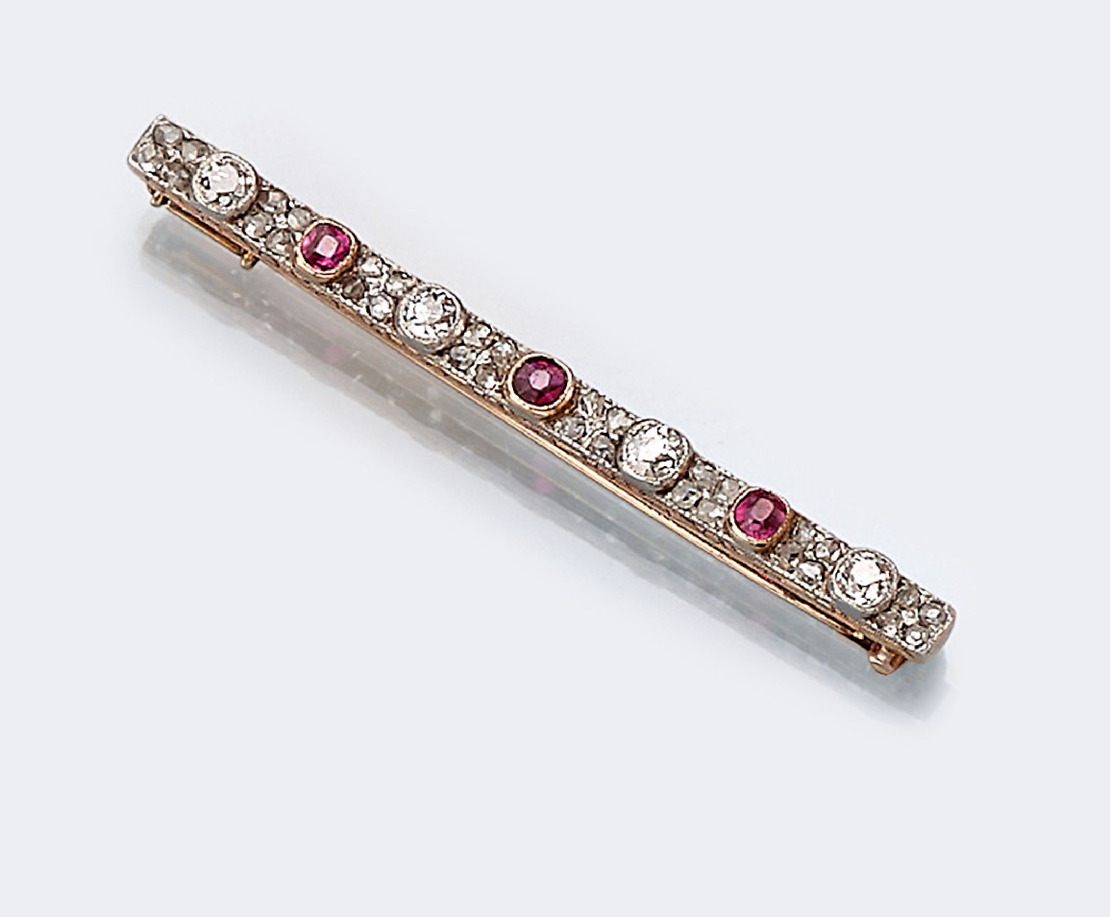 14 kt Gold Diamant-Rubin-Brosche, GG 585/000 gepr., um 1900, schauseitig platiniert, 4 Altschliffdiamanten zus. ca. 0.40 ct Weiß-l.get.Weiß/p, 32 ...