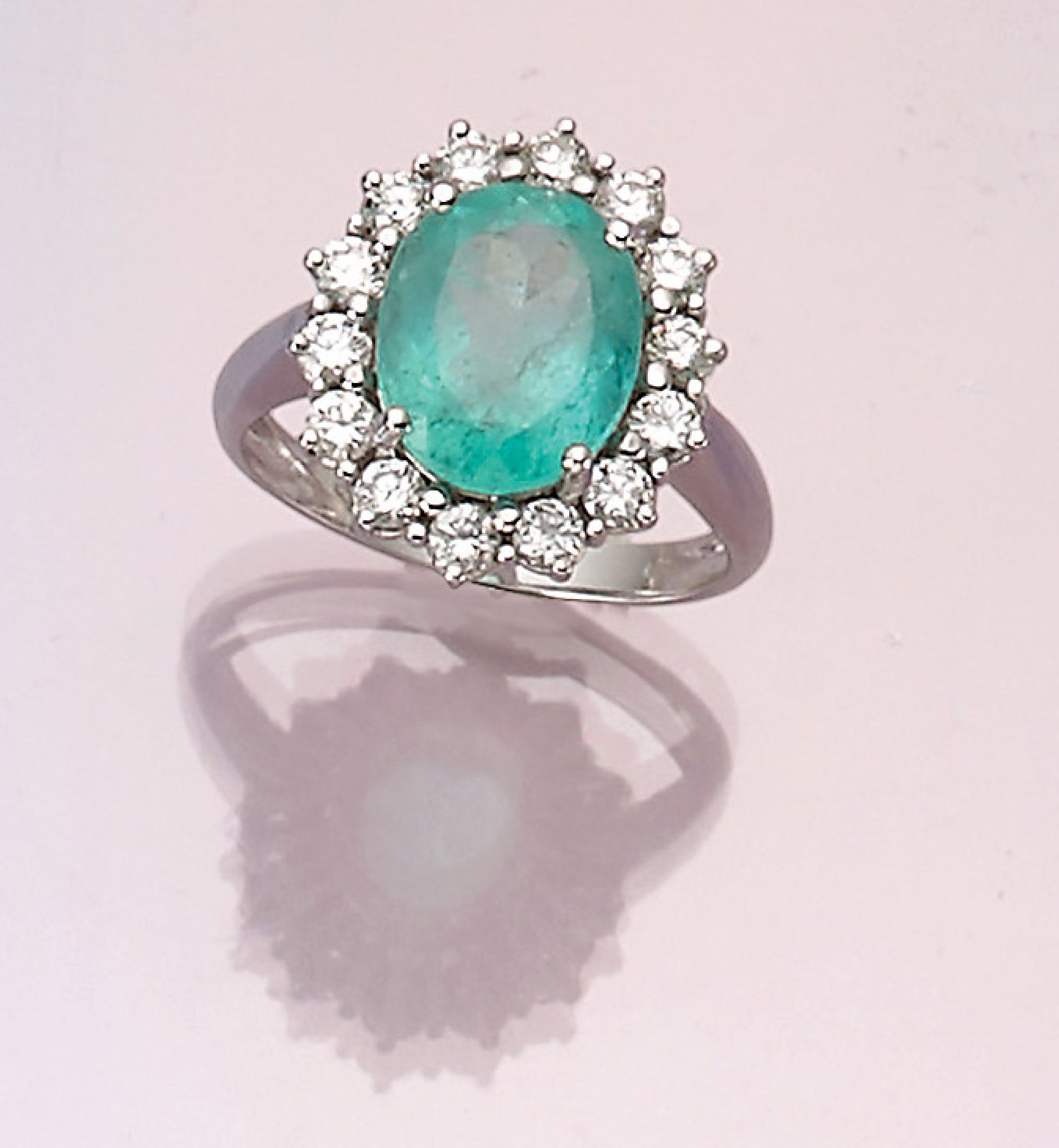 18 kt Gold Smaragd-Brillant-Ring, WG 750/000, mittig ovalfacett. Smaragd ca. 3.80 ct, umgeben von 14 Brillanten zus. ca. 0.70 ctfeines Weiß/si, RW ...