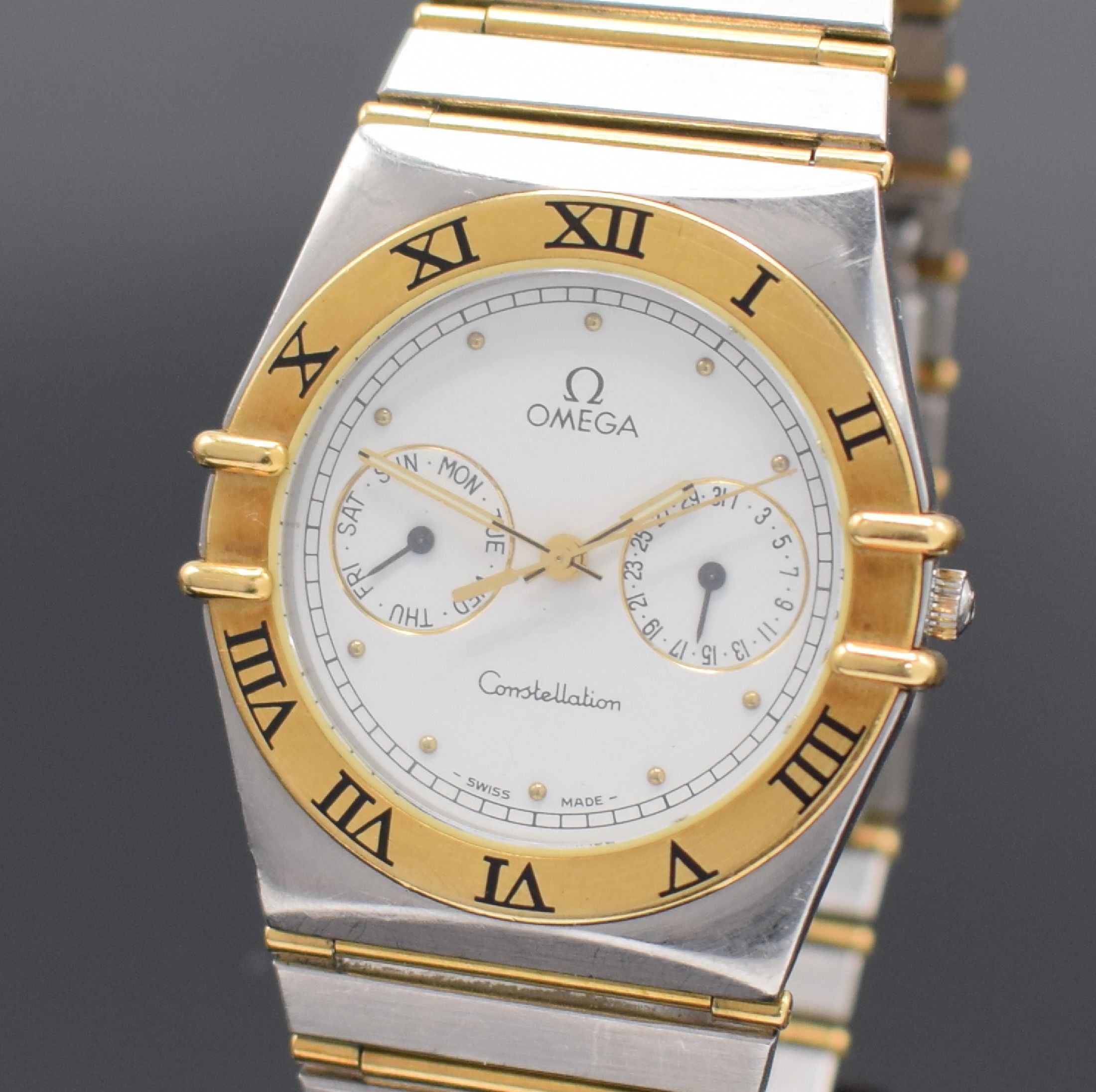 Detail a: OMEGA Constellation Herrenarmbanduhr in Stahl/Gold, Schweiz um 1995, quarz, orig. Gliederband m. Faltschl., Boden aufgedr., Goldlünette m. röm. ...
